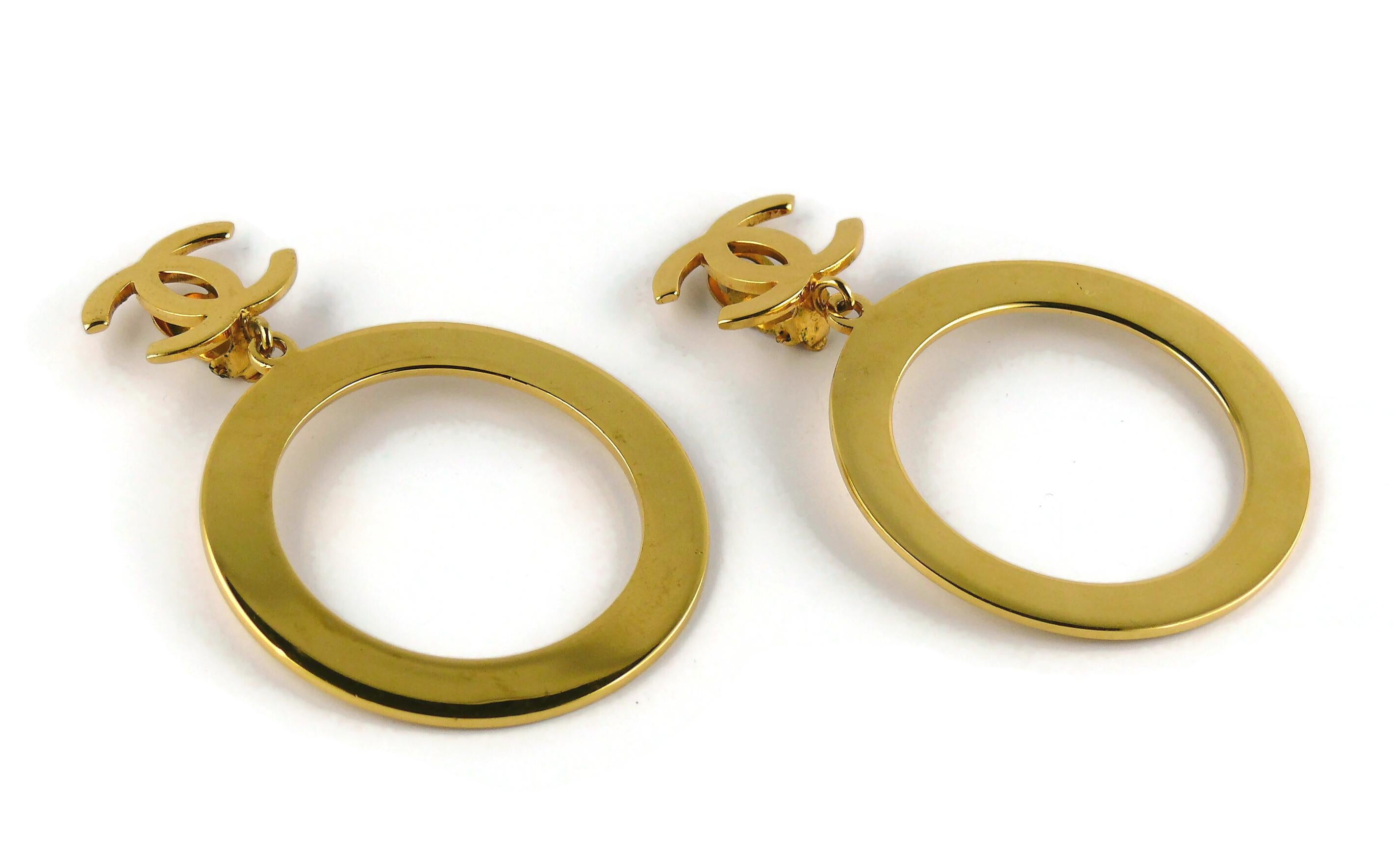 Chanel Vintage Massive Icone Toned Gold Hoop Dangling Earrings État moyen - En vente à Nice, FR