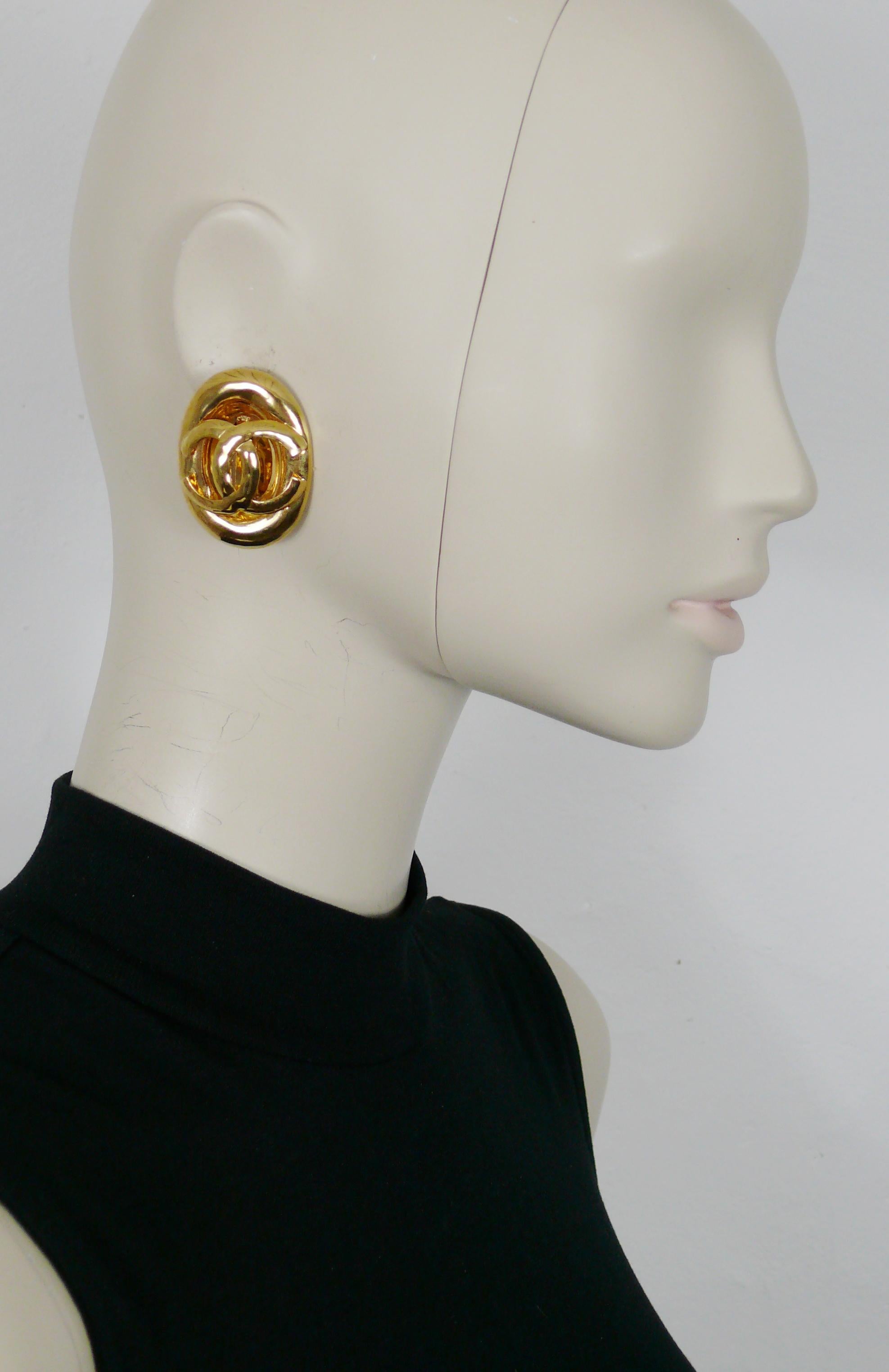 CHANEL vintage massive gold toned oval shaped openwork clip-on earrings featuring a large CC logo at the center.

Collection N°29 (Year : 1994).

Embossed CHANEL 29 Made in France (only on the reverse of one earring / the other oval CHANEL mark has