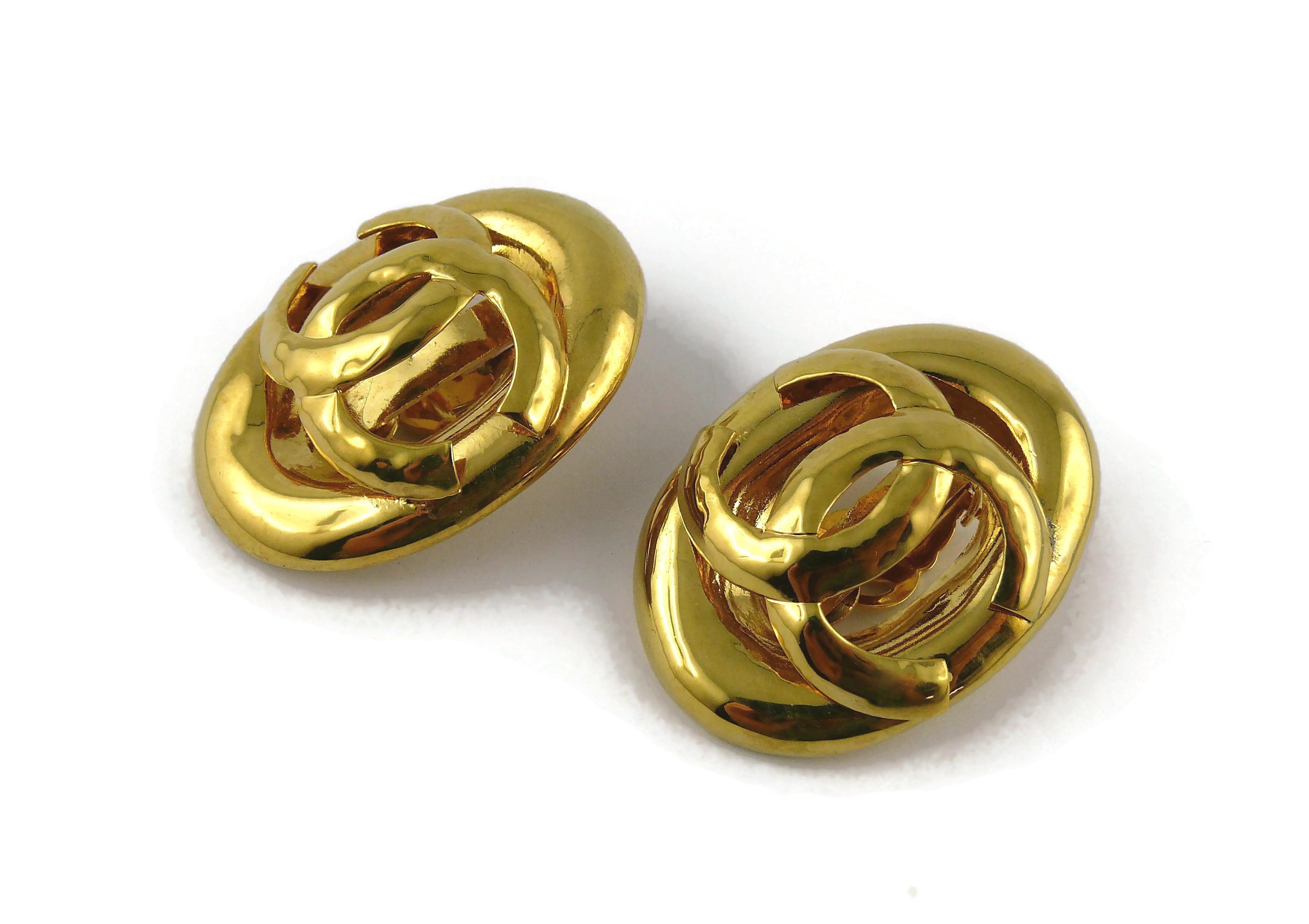 Chanel Vintage Massive Gold Toned Oval CC Logo Earrings In Fair Condition For Sale In Nice, FR