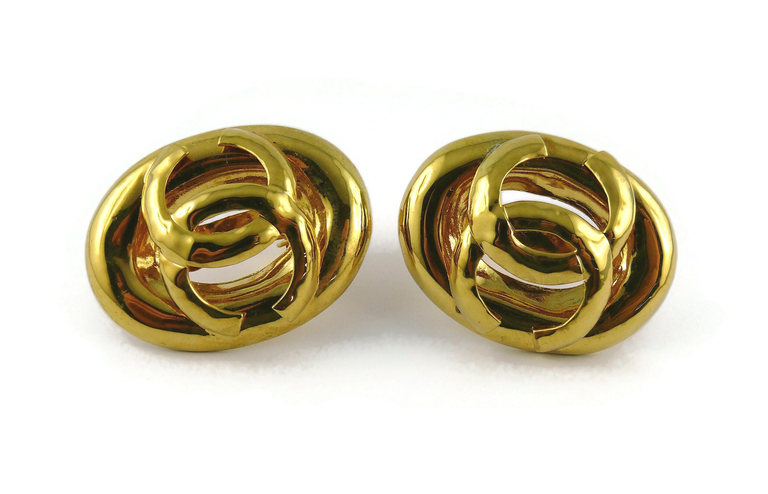 Women's Chanel Vintage Massive Gold Toned Oval CC Logo Earrings For Sale