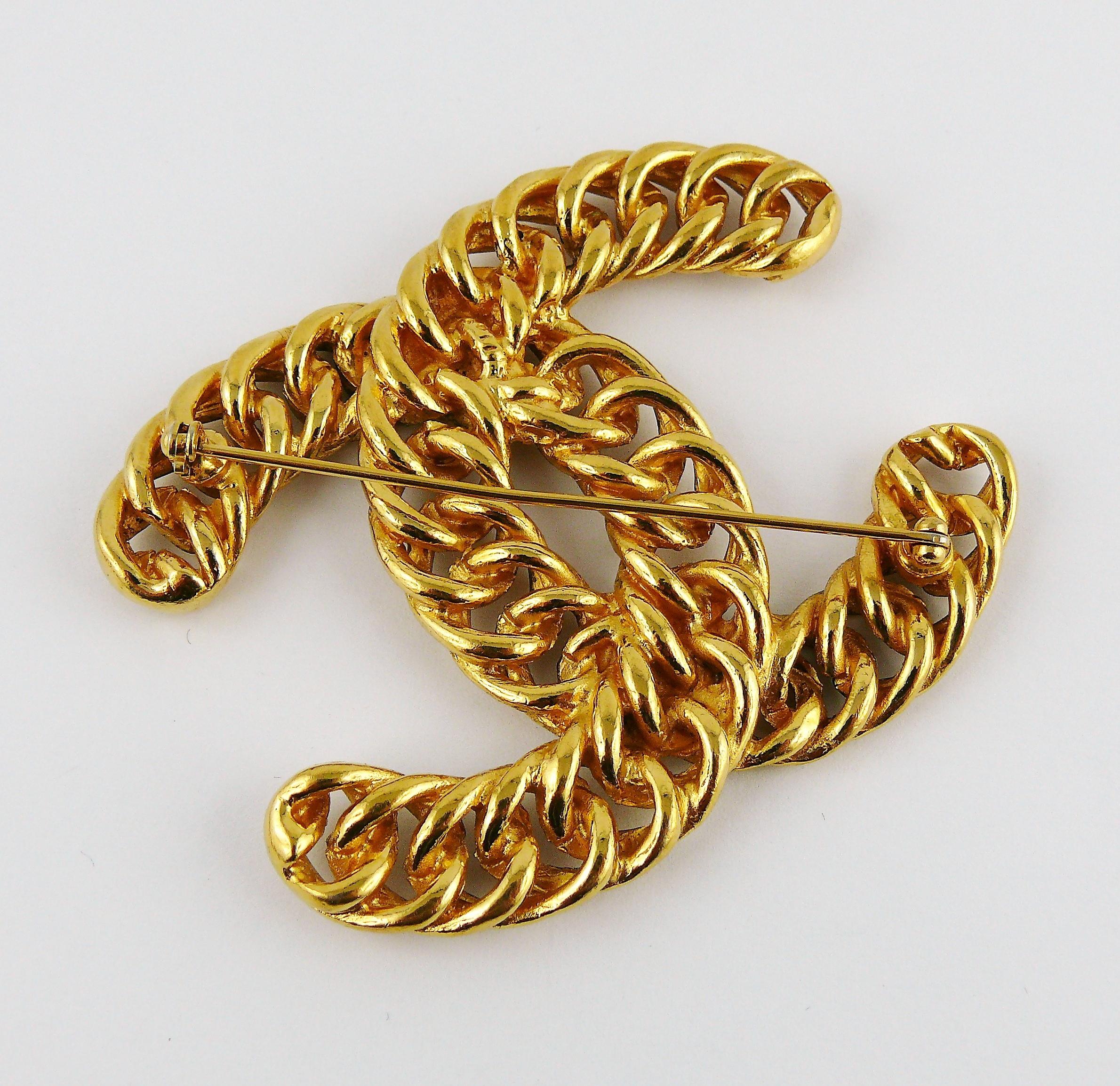 Chanel Vintage Massive Iconic Gold Toned Curb Chain Logo Brooch In Good Condition In Nice, FR