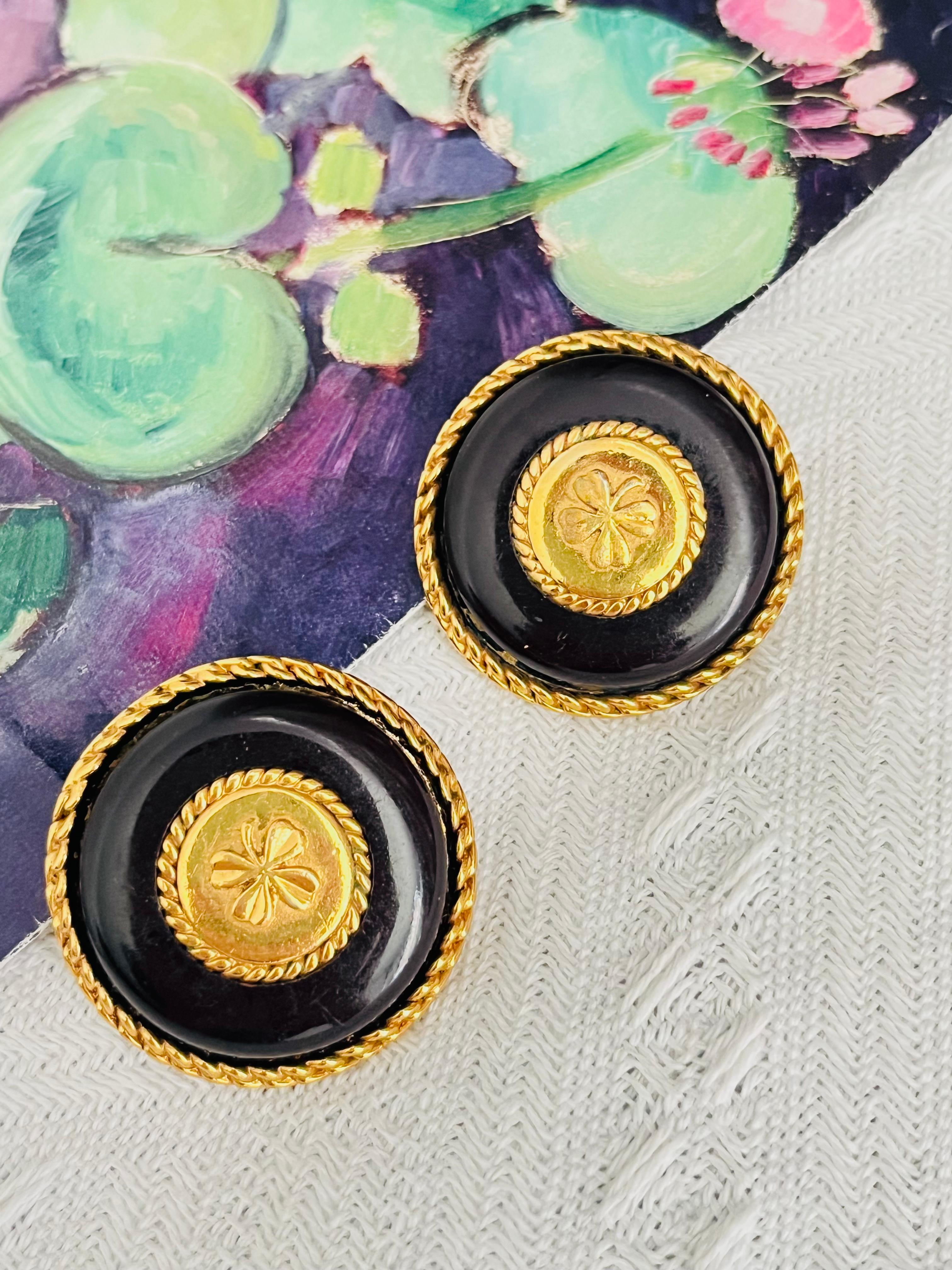 Chanel Vintage Años 60 Robert Goossens Gran medallón de la flor del trébol de cuatro hojas de la suerte Círculo negro Redondo Coco Chanel Twist Swirl Rope Dorado Elegante Modernista Chunky Statement Pendientes de clip, chapados en oro

Muy buen