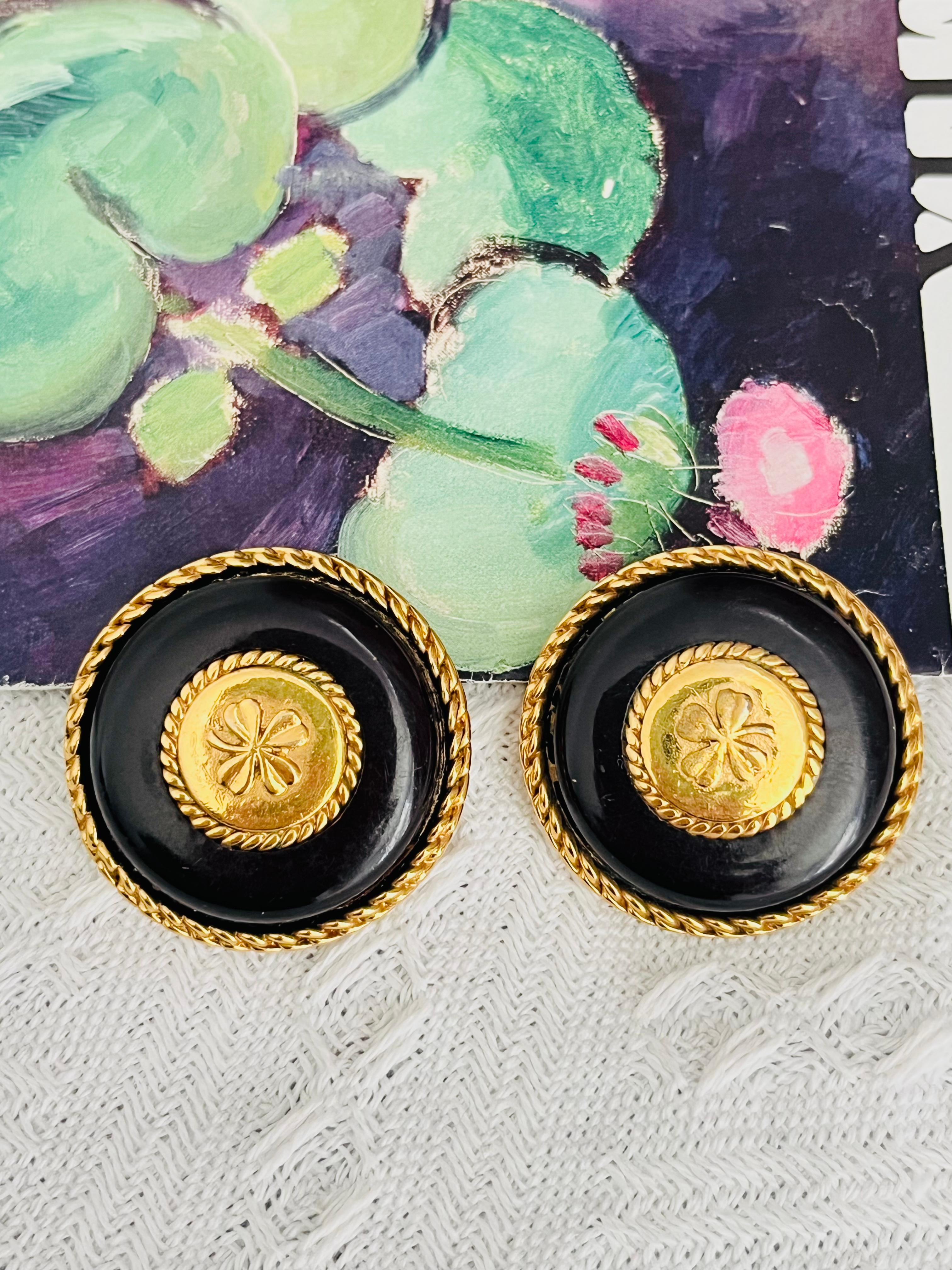 Chanel Vintage Gran Trébol de Cuatro Hojas de la Suerte Pendientes de Clip Círculo Negro en Bueno estado para la venta en Wokingham, England