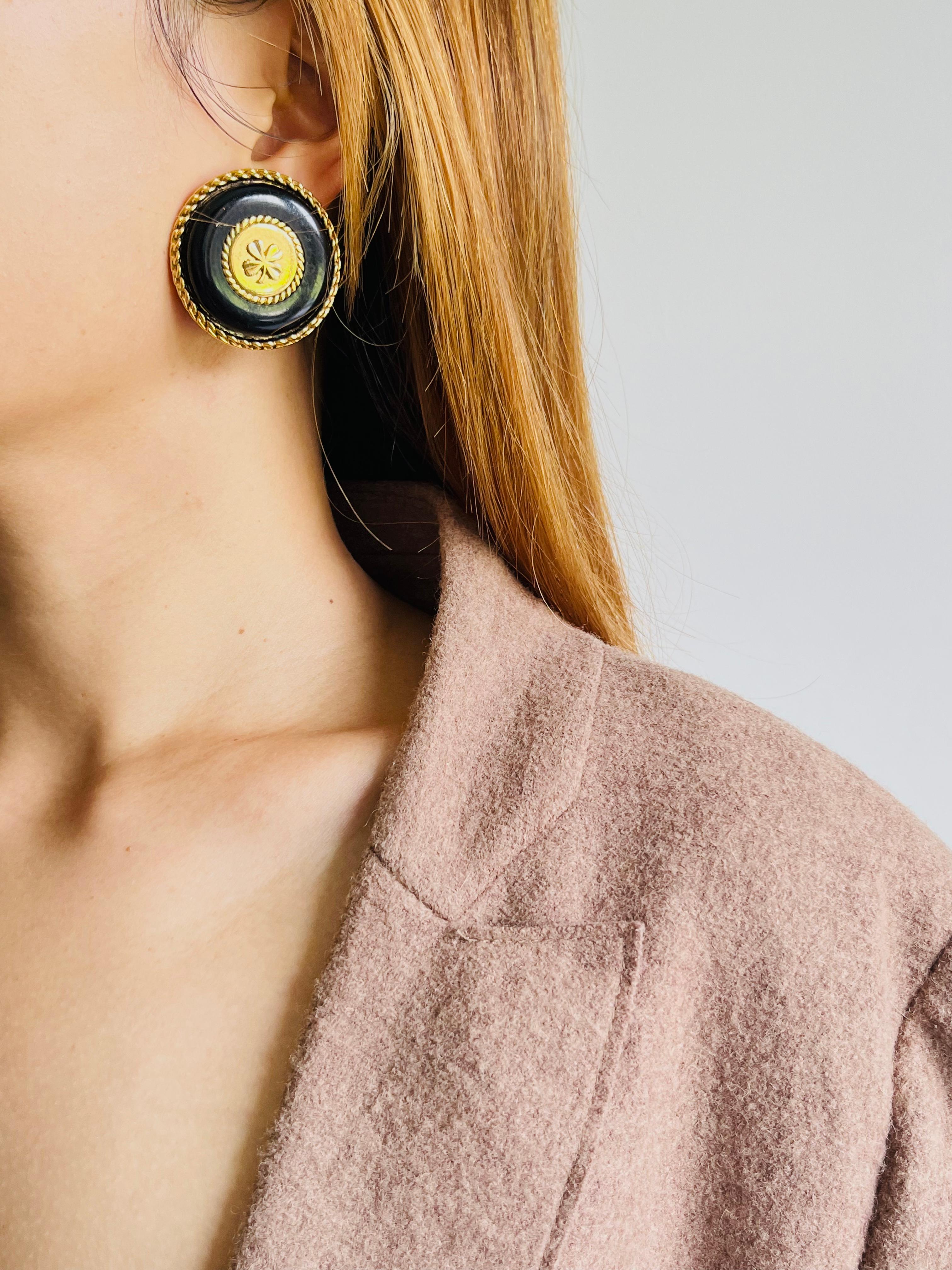 Femenino o masculino Chanel Vintage Gran Trébol de Cuatro Hojas de la Suerte Pendientes de Clip Círculo Negro en venta