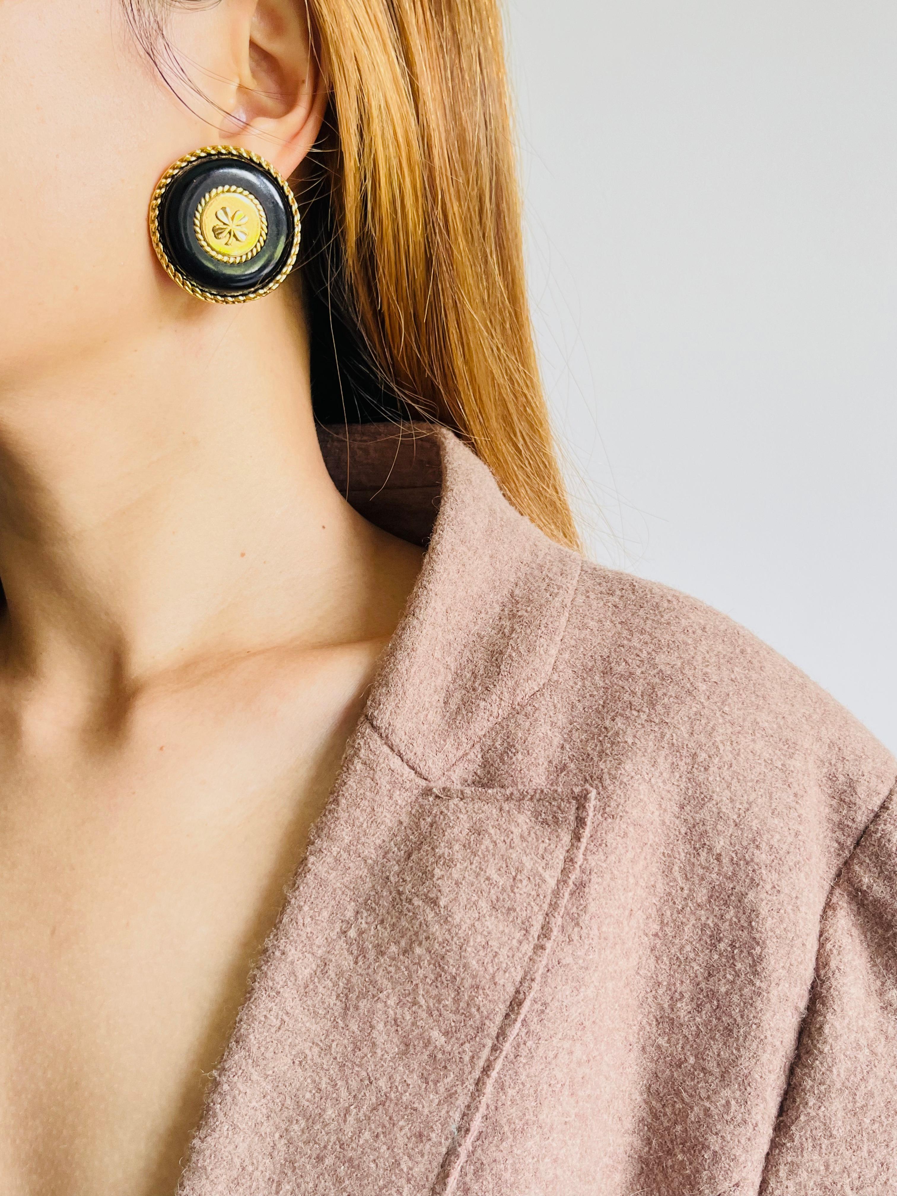 Chanel Vintage Gran Trébol de Cuatro Hojas de la Suerte Pendientes de Clip Círculo Negro en venta 1
