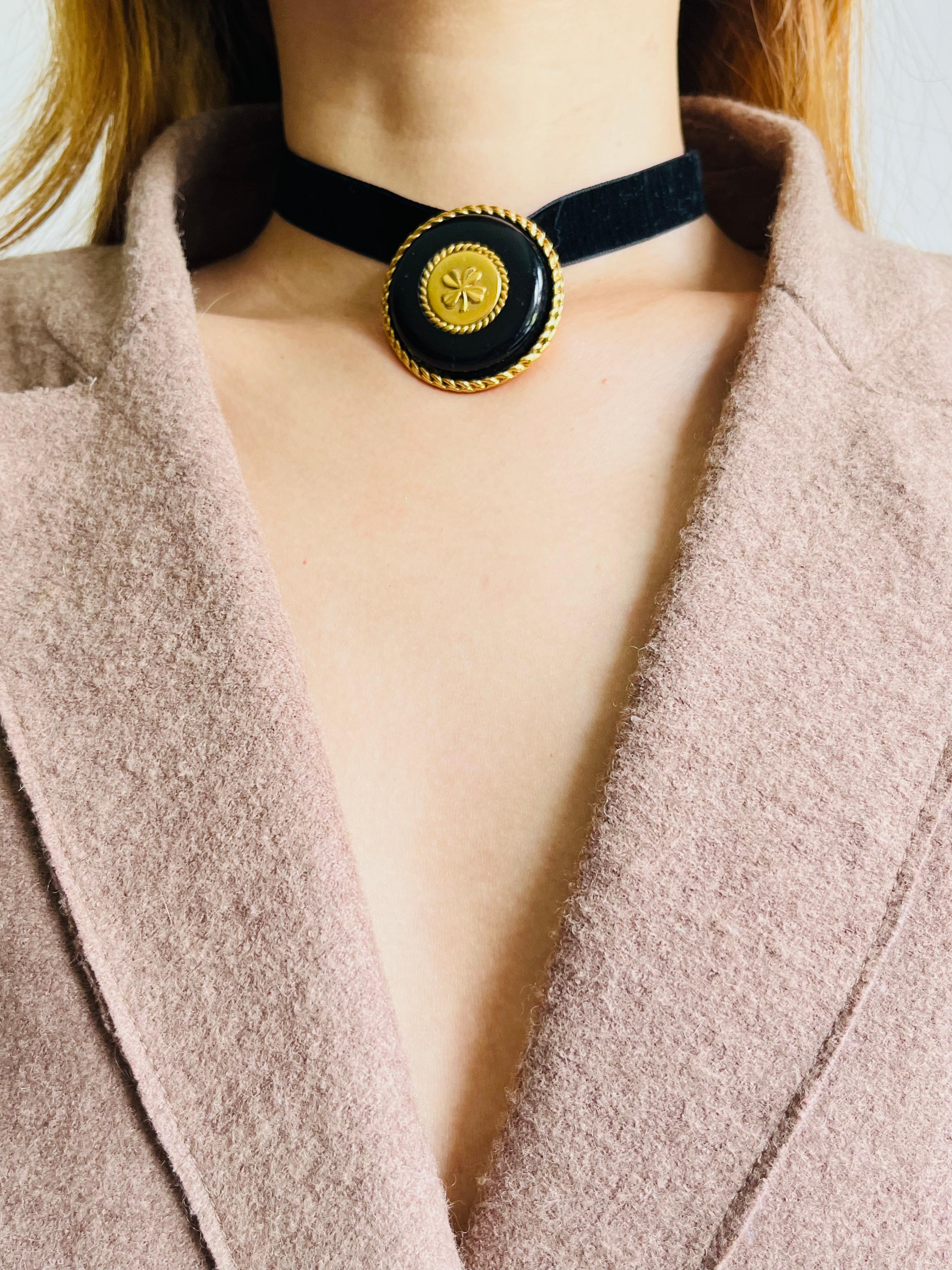 Chanel Vintage Gran Trébol de Cuatro Hojas de la Suerte Pendientes de Clip Círculo Negro en venta 3