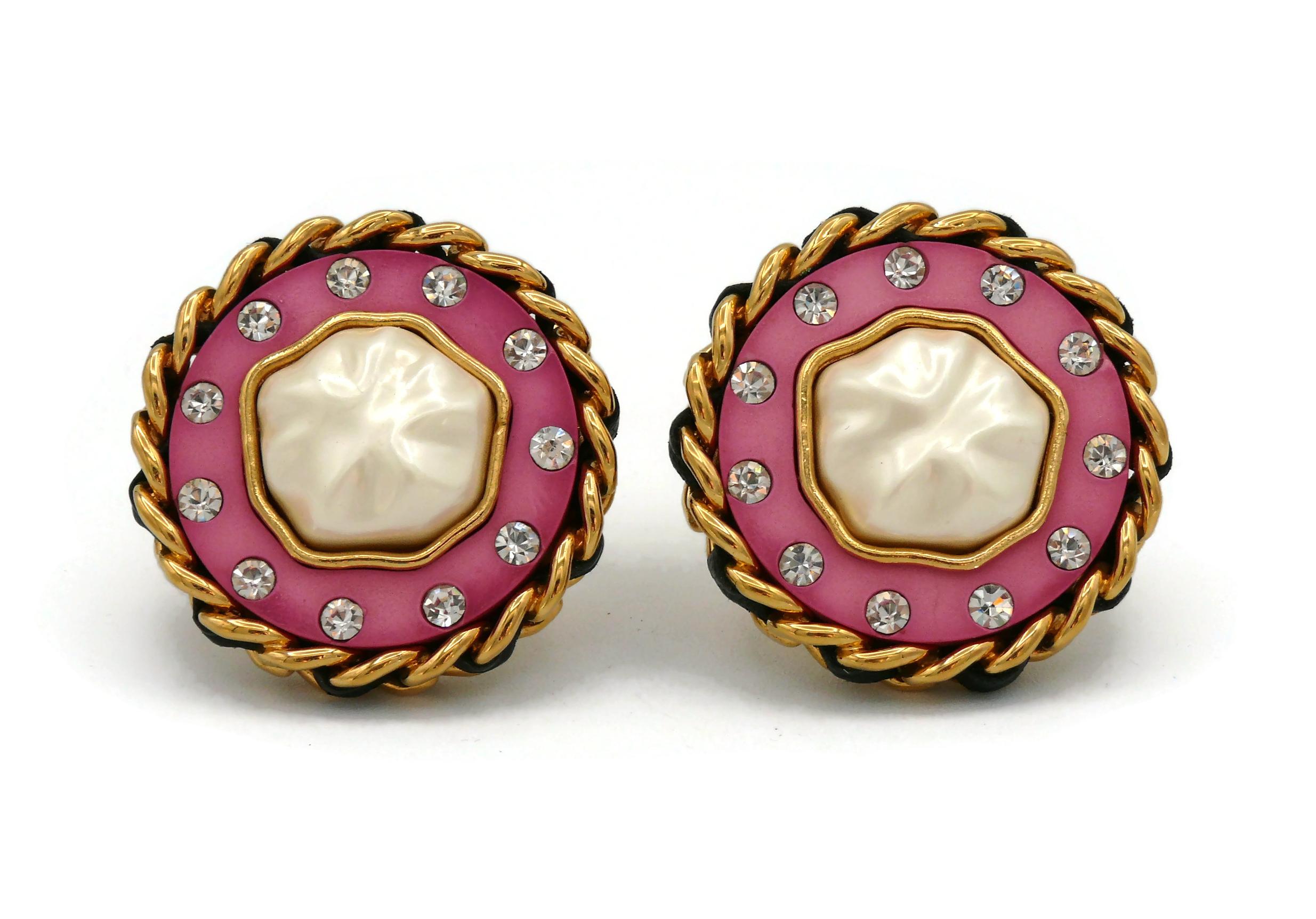 CHANEL Clips d'oreilles vintage en résine rose massive avec fausses perles, 1990 Pour femmes en vente