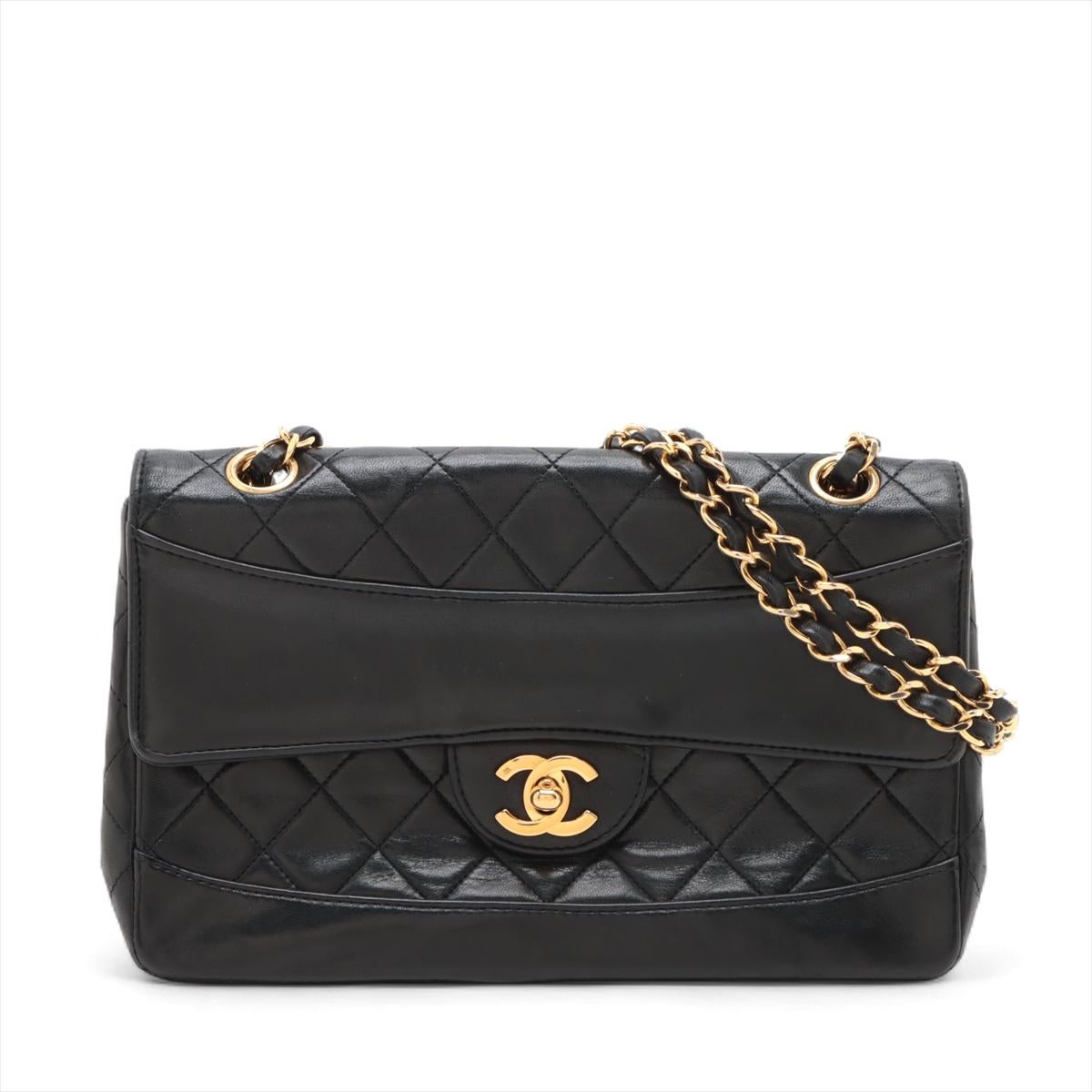 Die Chanel CC Logo Matelassé Tasche aus Lammleder mit einer Klappe und doppelter Kette in Schwarz ist ein zeitloses und elegantes Accessoire aus luxuriösem Lammleder mit dem charakteristischen diamantgesteppten Design. Das klassische Modell mit dem
