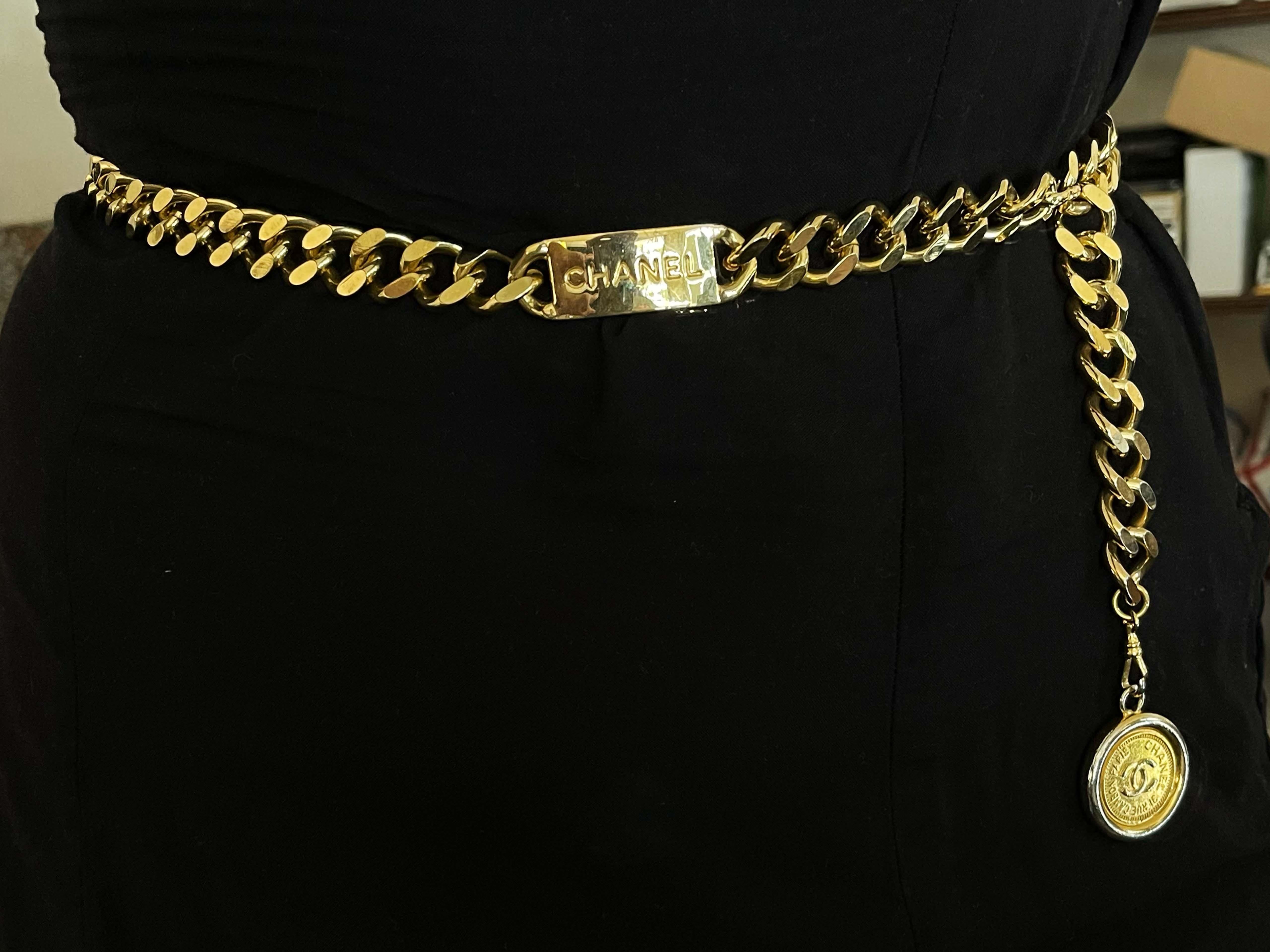 Dieser klassische und schicke Vintage-Kettengürtel von Chanel ist aus vergoldetem Metall gefertigt und mit einem Medaillon-Anhänger mit eingraviertem 