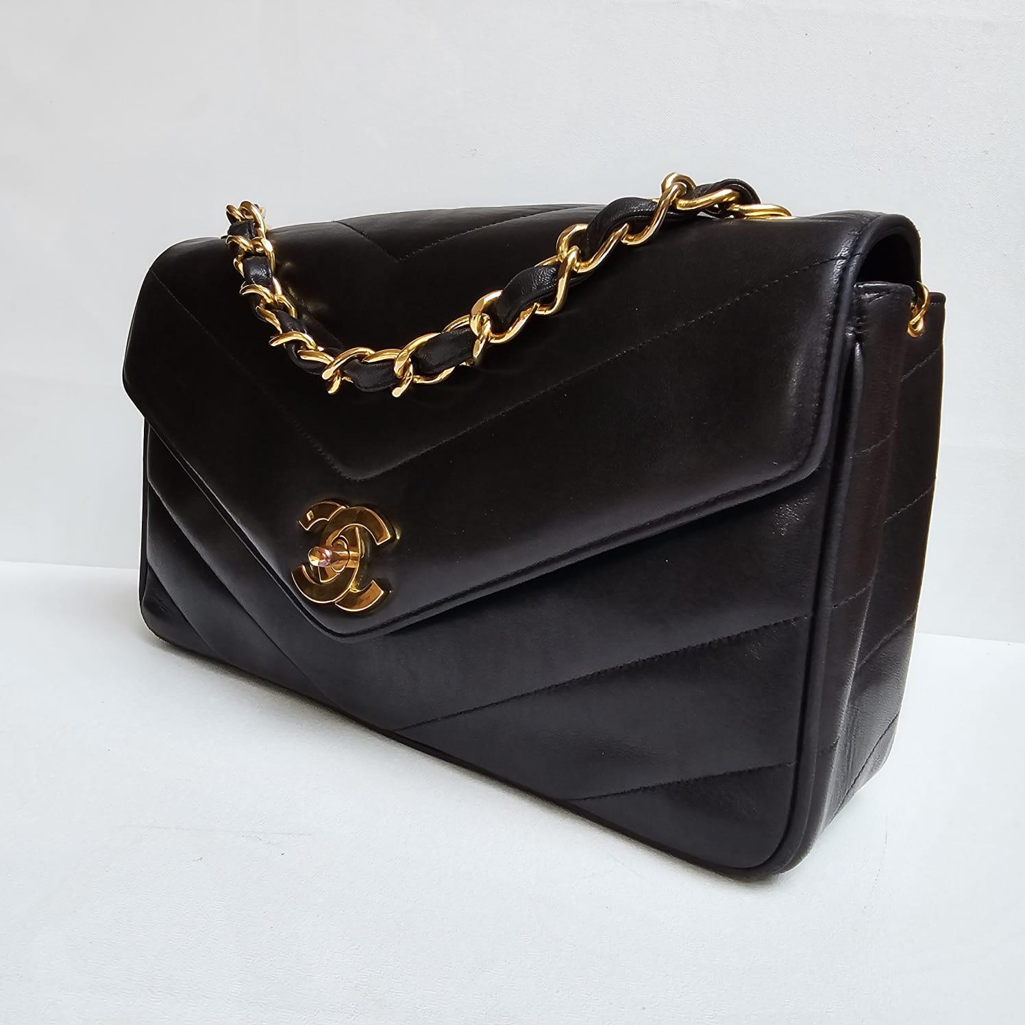 Chanel Vintage Medium Black Lambskin Chevron Flap Bag en vente 7