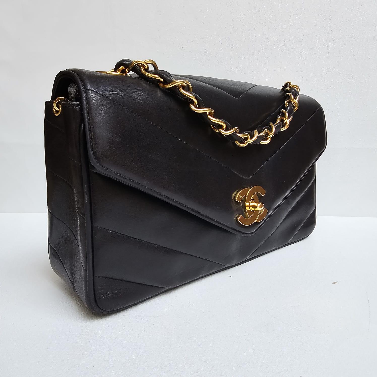 Chanel Vintage Medium Black Lambskin Chevron Flap Bag en vente 10