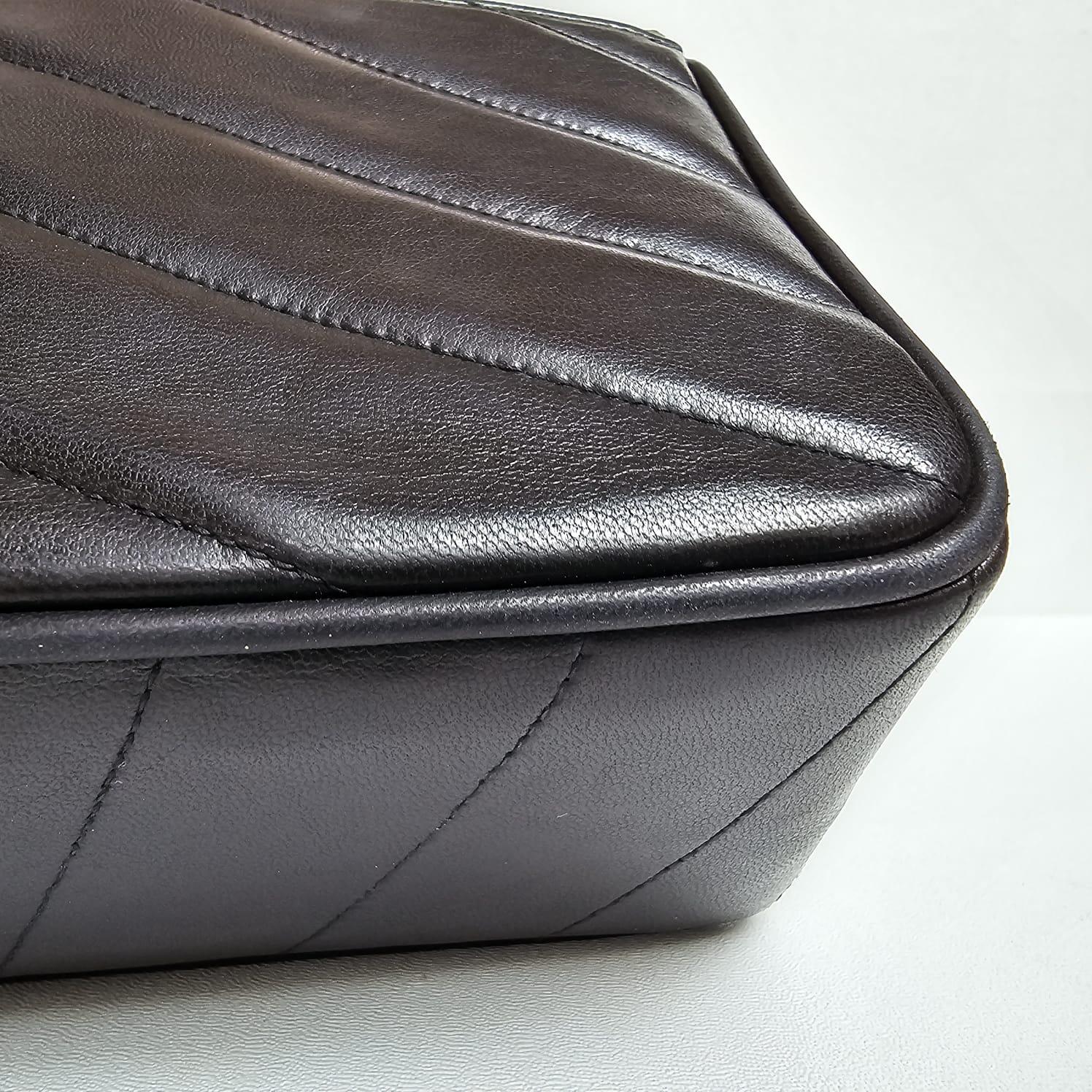 Chanel Vintage Medium Black Lambskin Chevron Flap Bag en vente 11