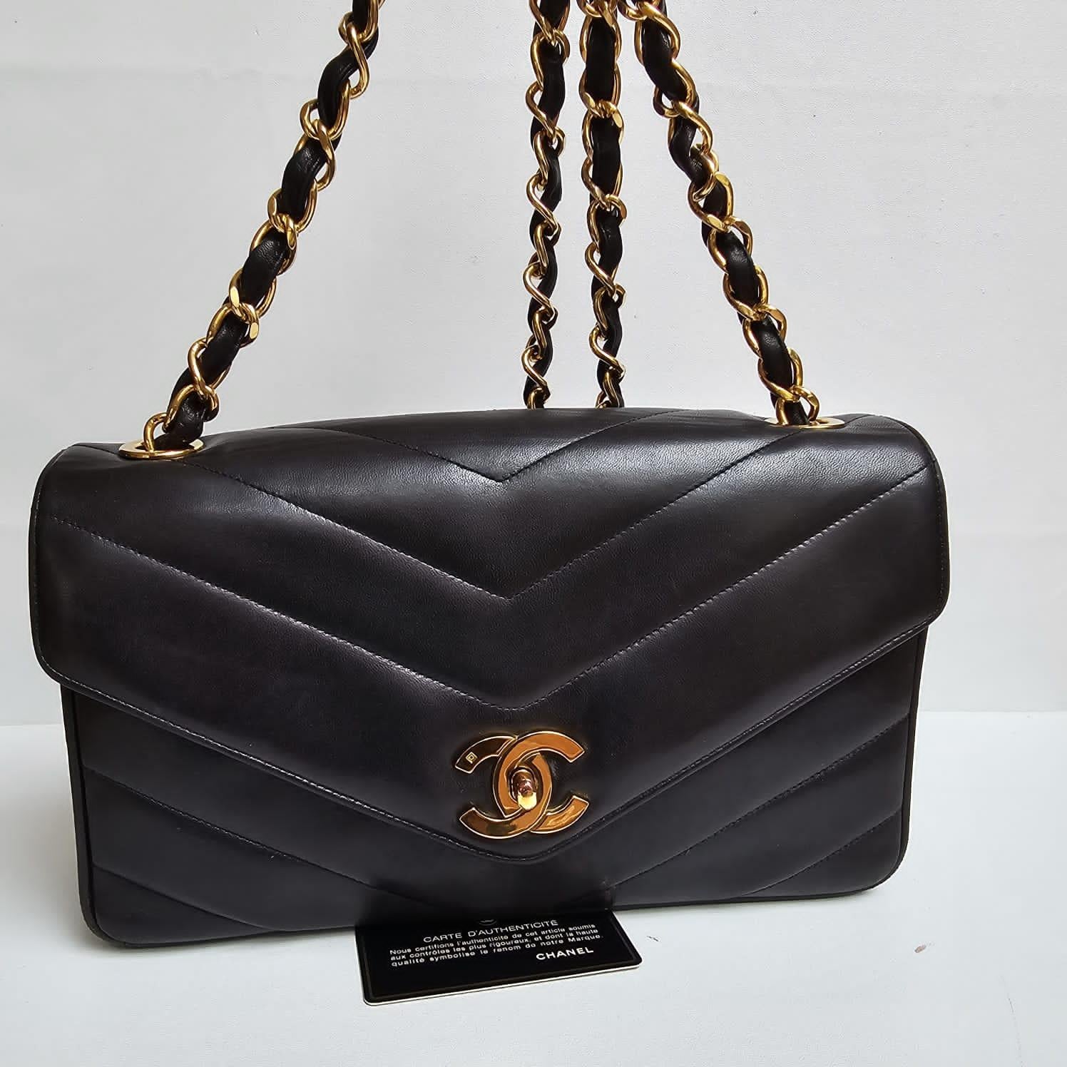 Seltene Chanel Vintage schwarz Chevron Lammfell gesteppt Klappe Tasche. Insgesamt in großem Vintage-Zustand, mit kleinen Reibungen an den Ecken. Serie #3. Kommt mit Holo-Aufkleber und Karte.