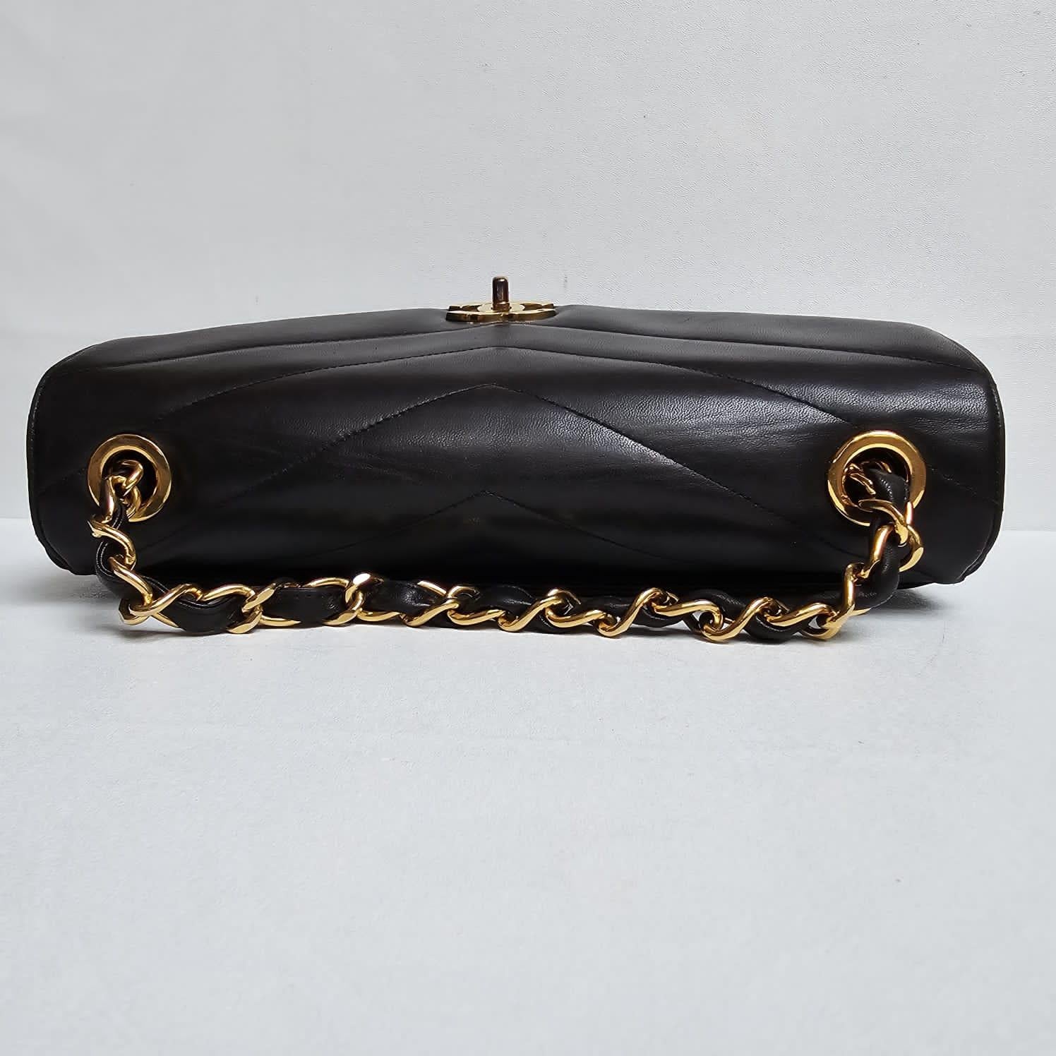 Chanel Vintage Medium Black Lambskin Chevron Flap Bag Bon état - En vente à Jakarta, Daerah Khusus Ibukota Jakarta