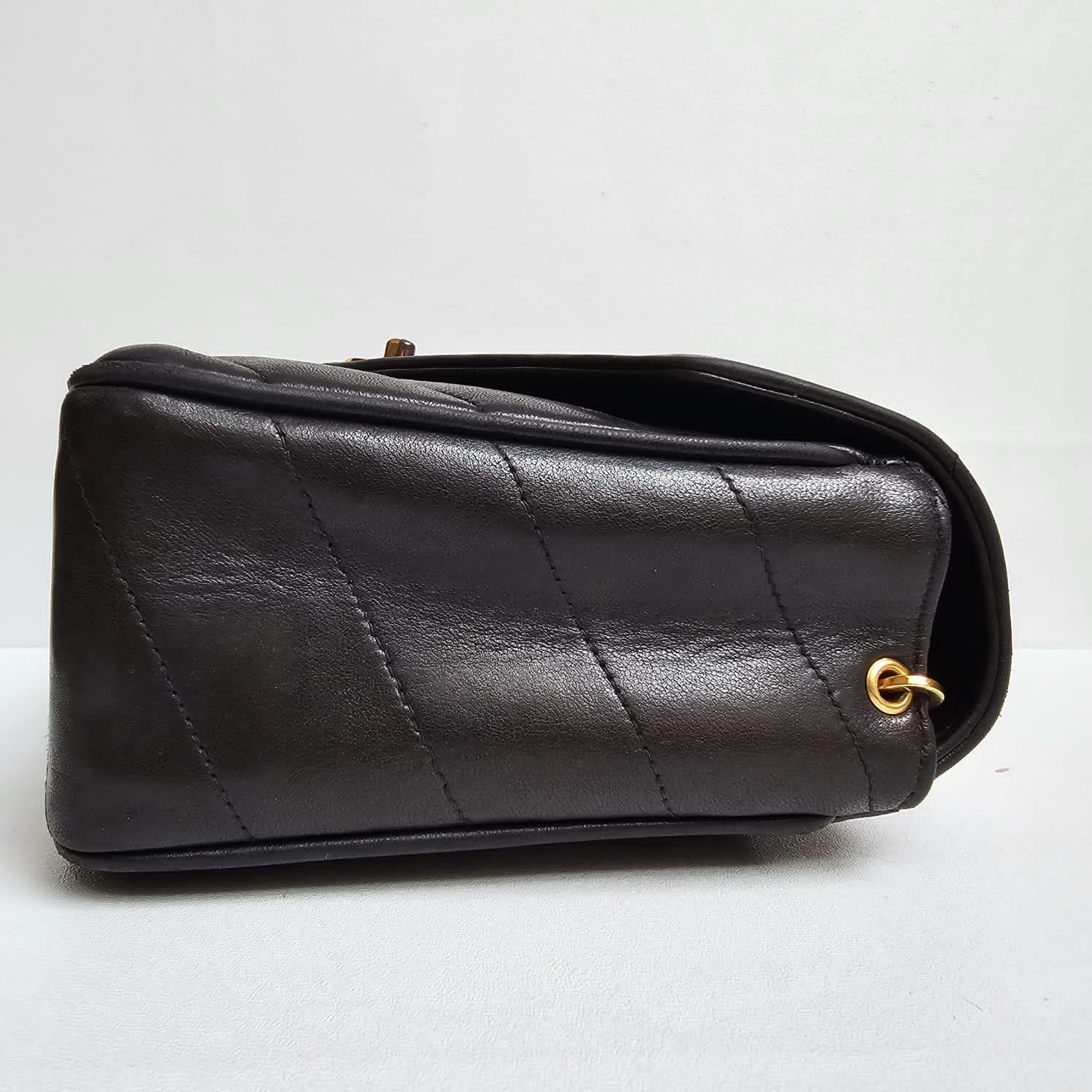 Chanel Vintage Medium Black Lambskin Chevron Flap Bag Unisexe en vente