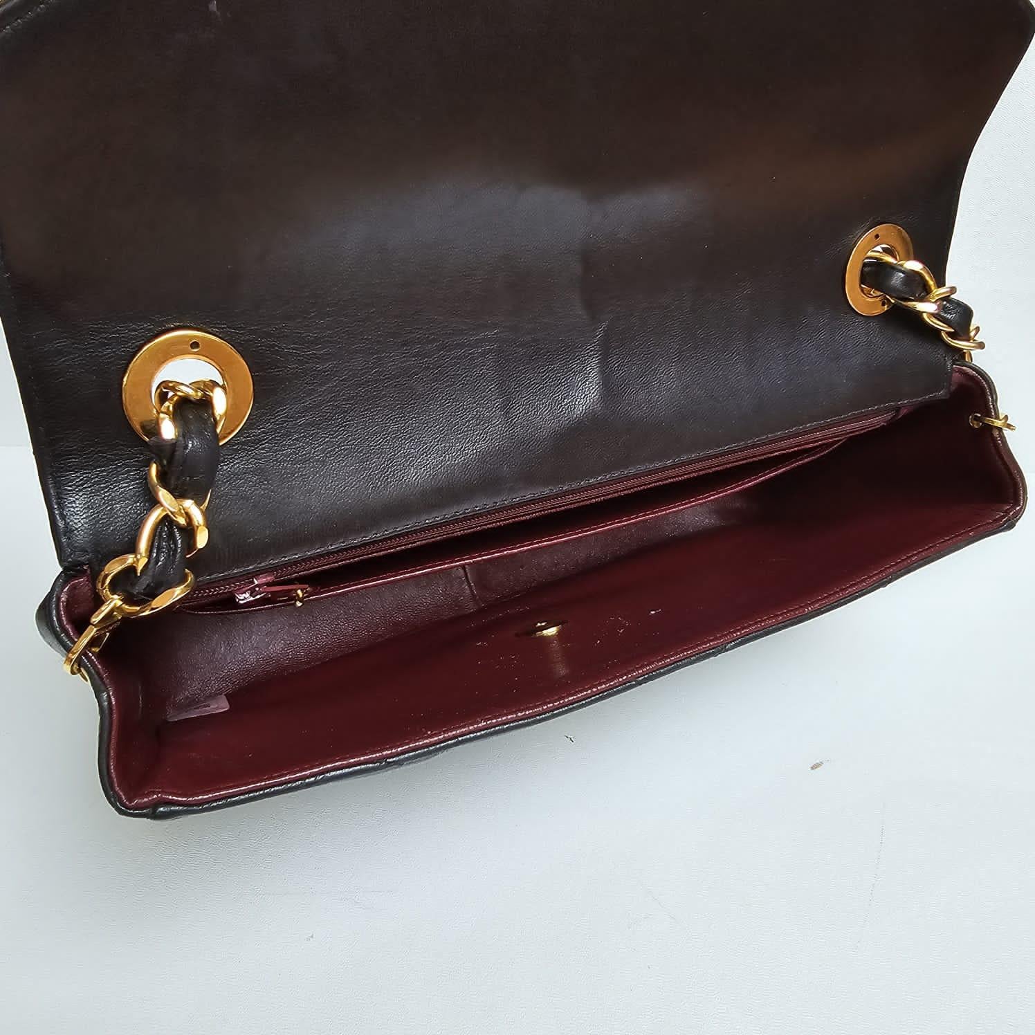 Chanel Vintage Medium Black Lambskin Chevron Flap Bag en vente 1