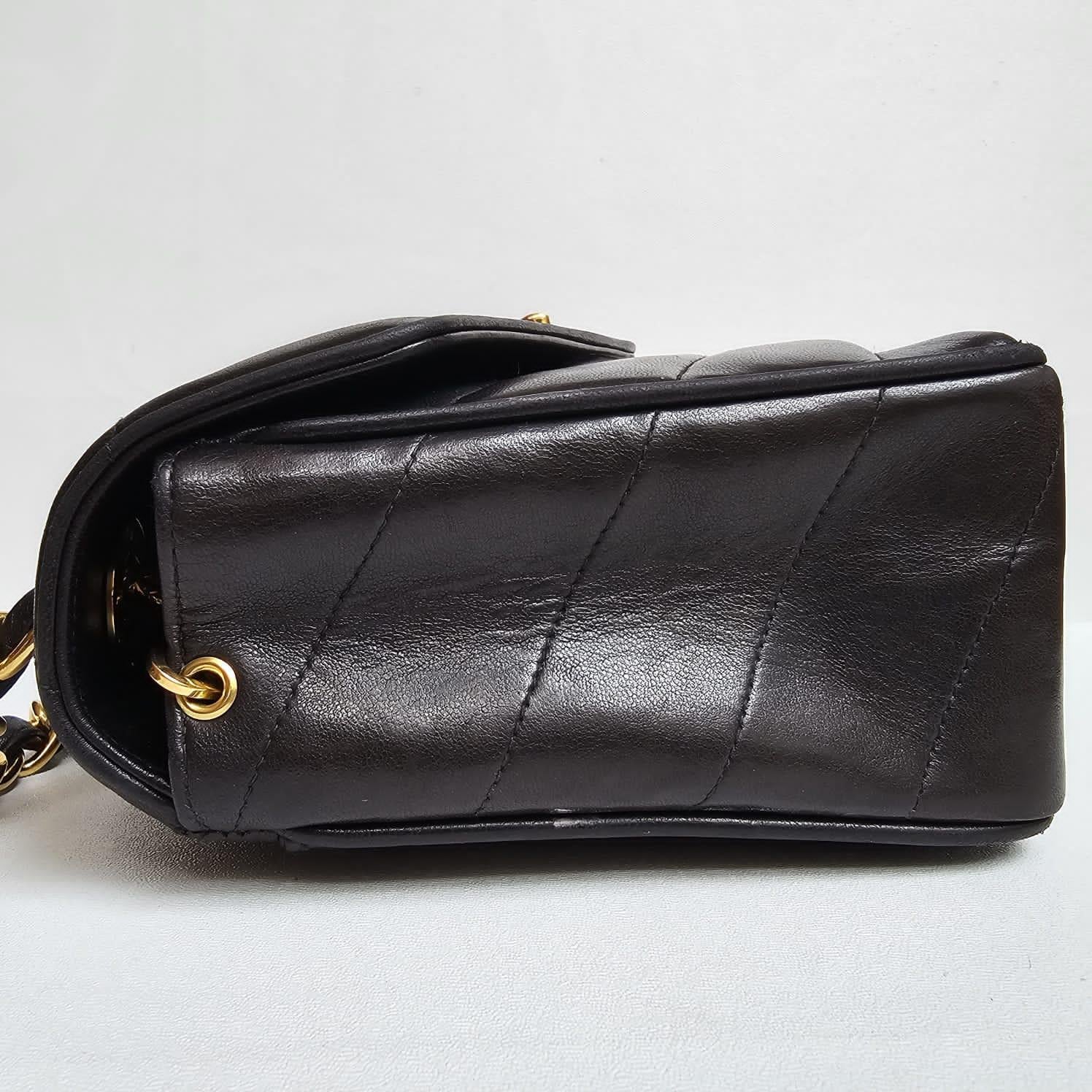 Chanel Vintage Medium Black Lambskin Chevron Flap Bag en vente 2