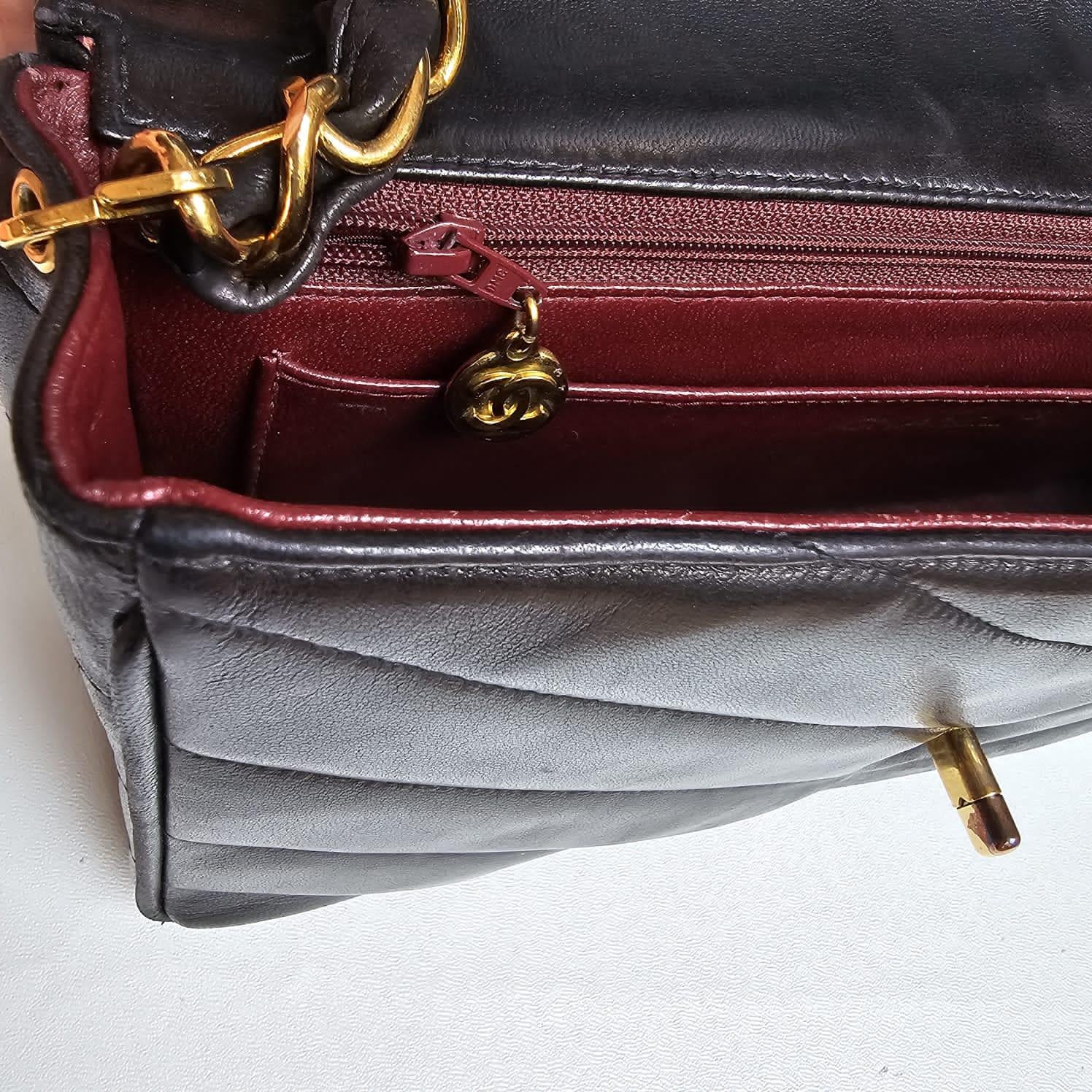 Chanel Vintage Medium Black Lambskin Chevron Flap Bag en vente 5
