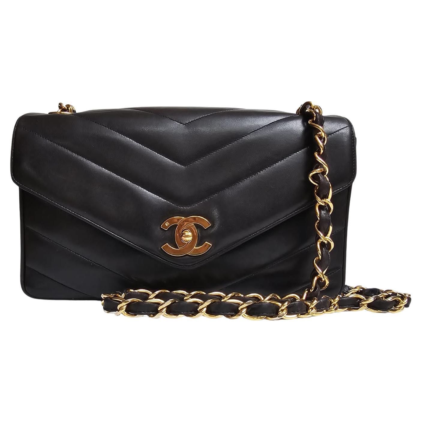 Chanel Vintage Medium Black Lambskin Chevron Flap Bag en vente