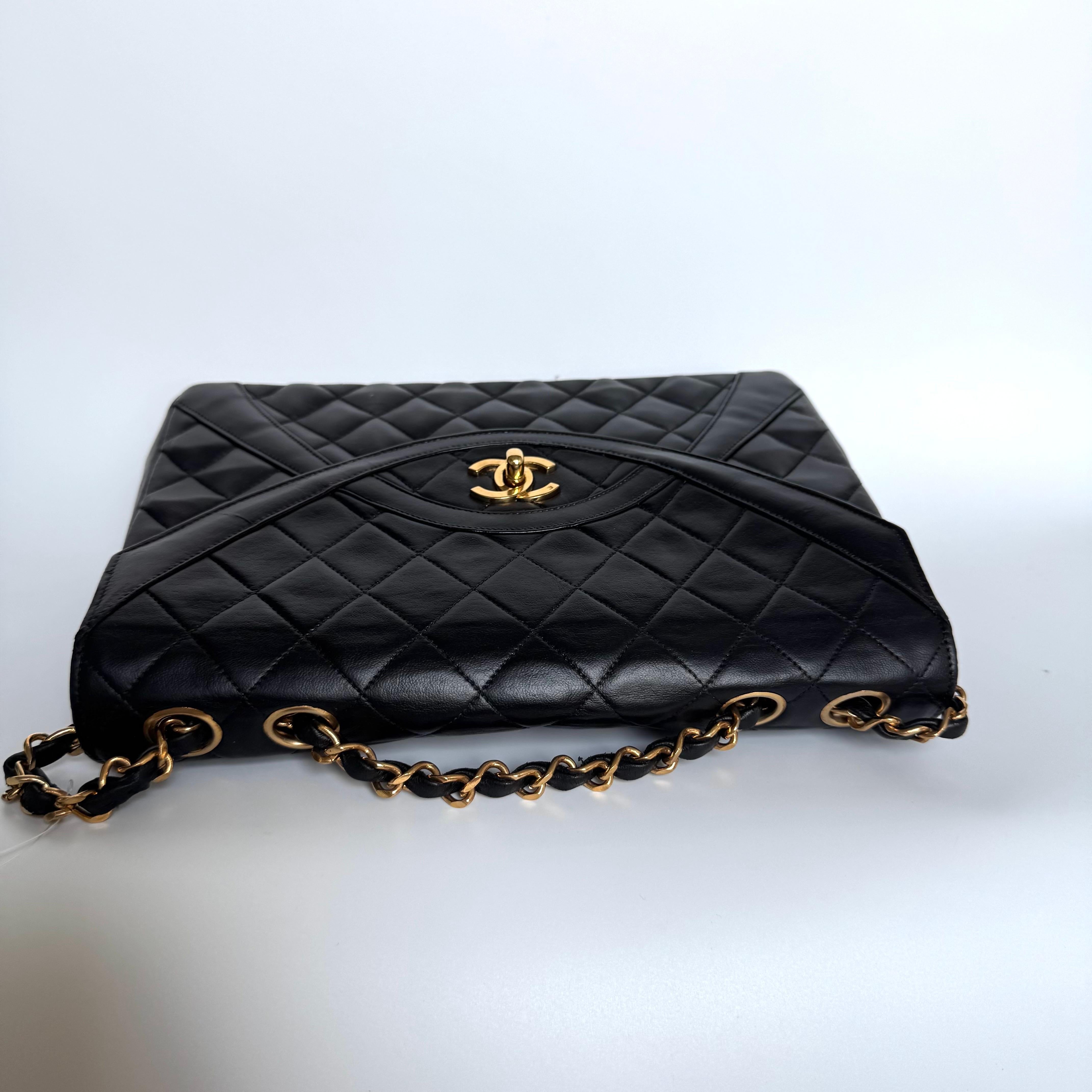 Chanel Vintage Medium Black Quilted Lambskin Paris Limited Single Flap Gold Hard en vente 1