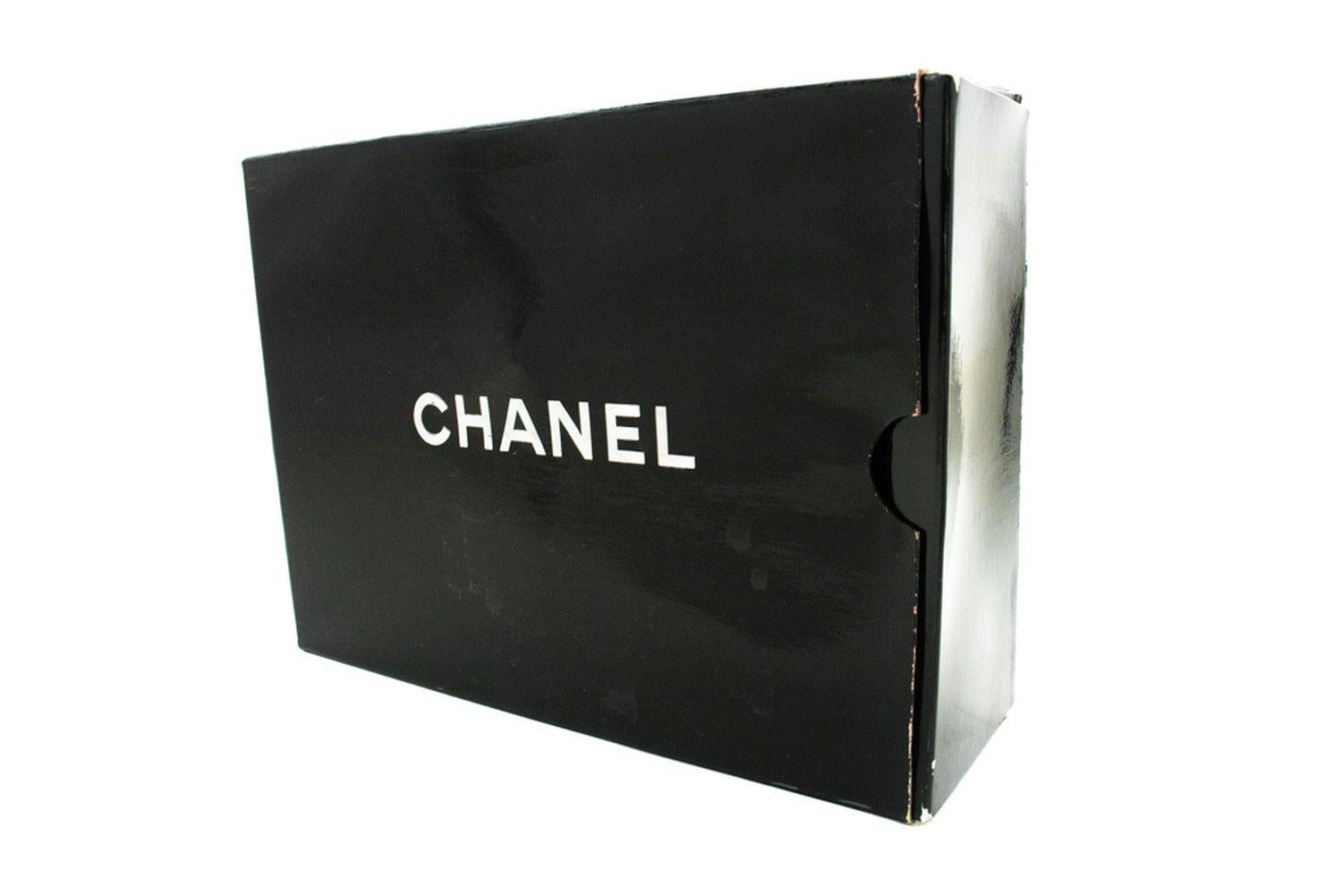CHANEL Vintage Medium Chain Shoulder Bag Lambskin Black Quilted For Sale 15