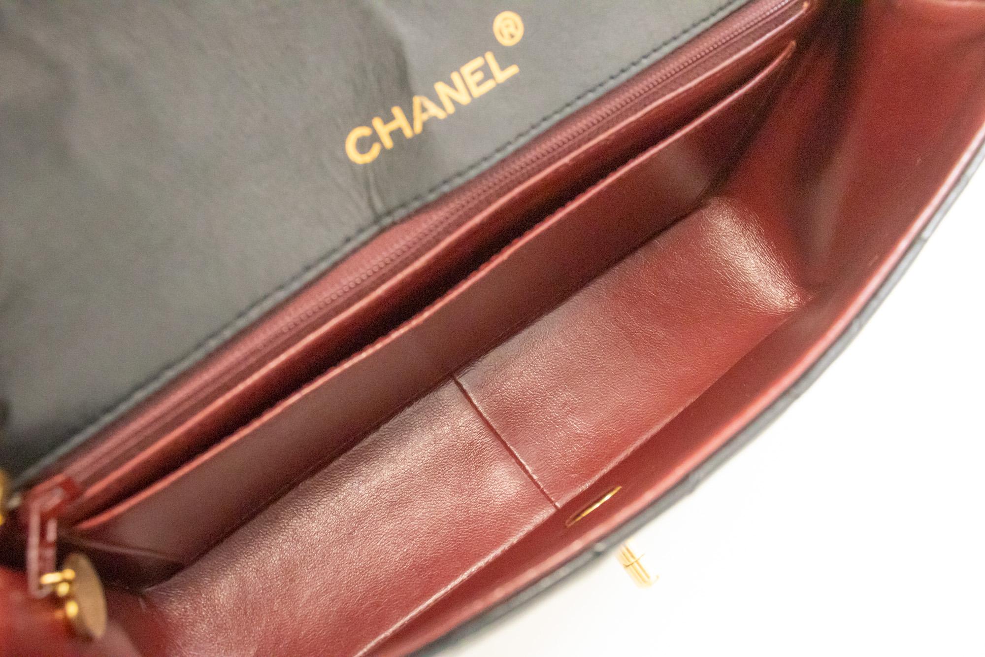 CHANEL Vintage Medium Chain Shoulder Bag Lambskin Black Quilted en vente 5