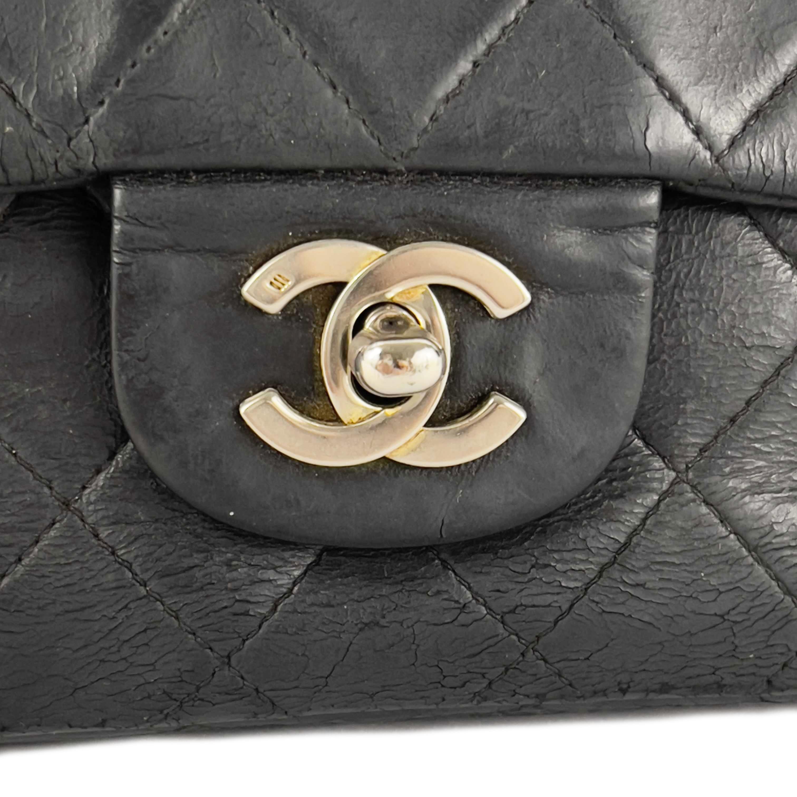 CHANEL- Vintage Medium Classic Double Flap Black Shoulder Bag / Crossbody For Sale 4