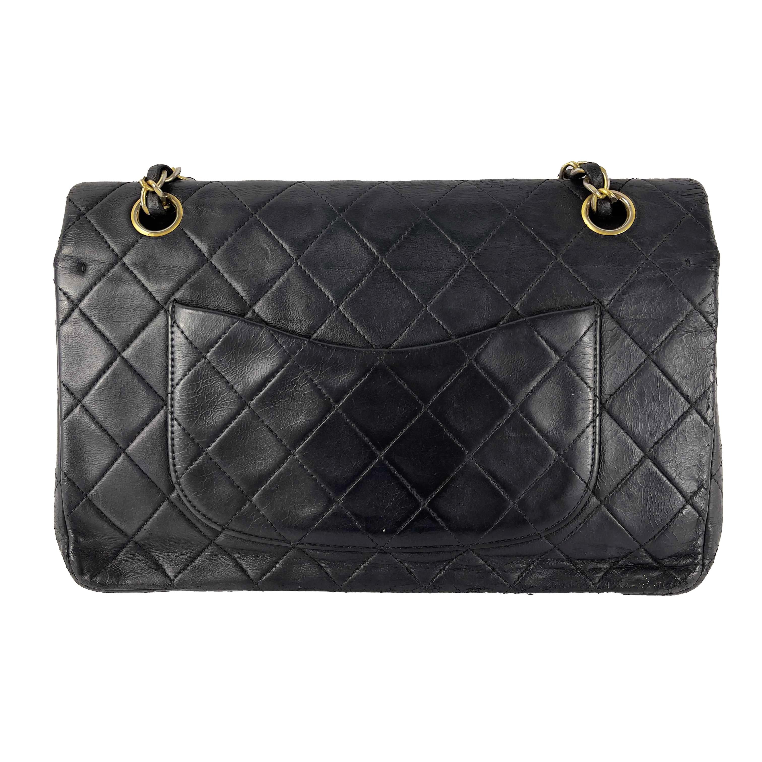 CHANEL- Vintage Medium Classic Double Flap - Black Shoulder Bag / Crossbody 

Description

This Chanel Quilted Leather Classic double Flap Bag is one of the most sought after bag in Chanel's classic collection, which continues to appreciate in