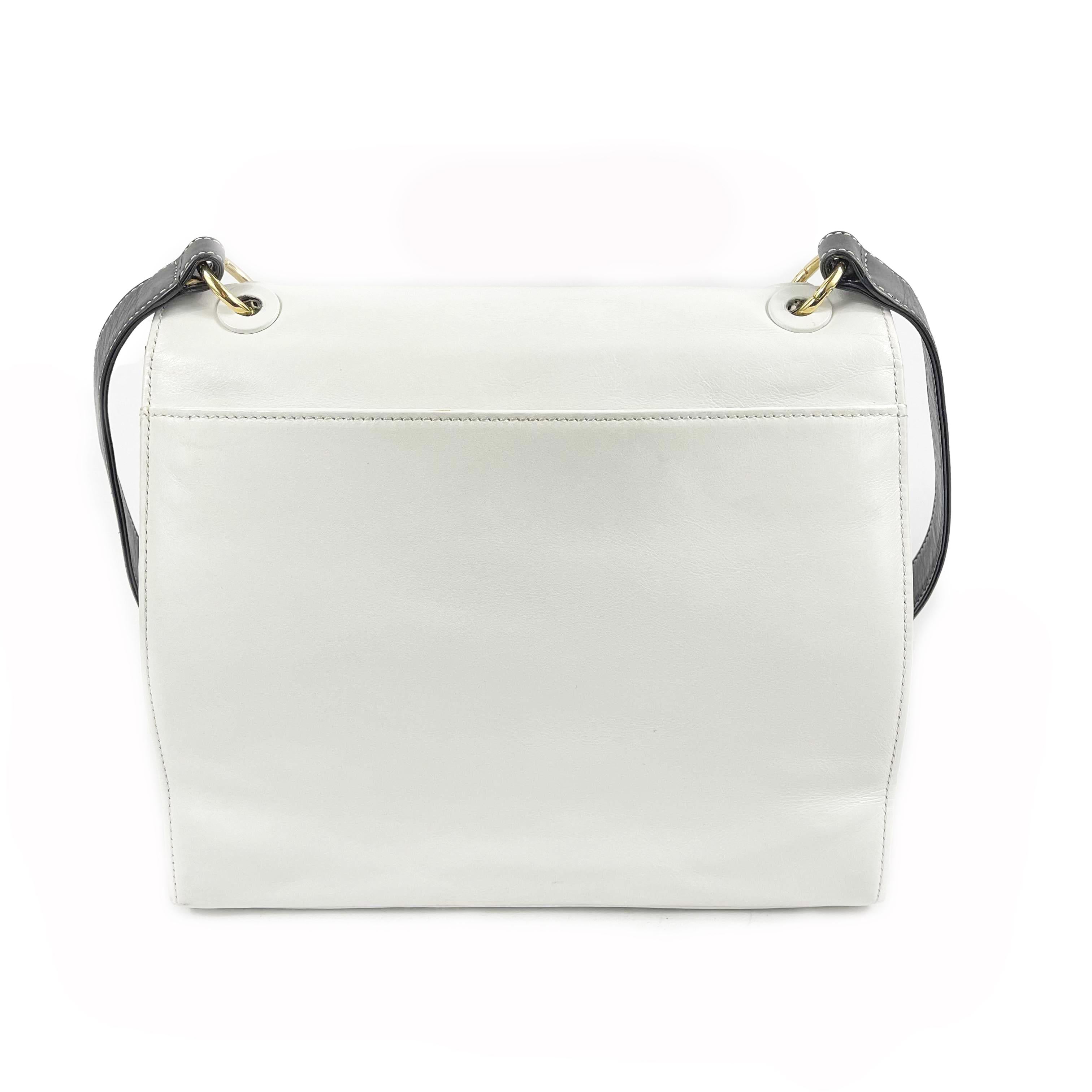 CHANEL - Vintage Medium Classic Flap - CC Lock White / Black Messenger Bag 

Description

Vintage from late 1990s.
This Chanel Classic White and Black Messenger bag features the iconic interlocking CC turn-lock closure, which opens the top flap to