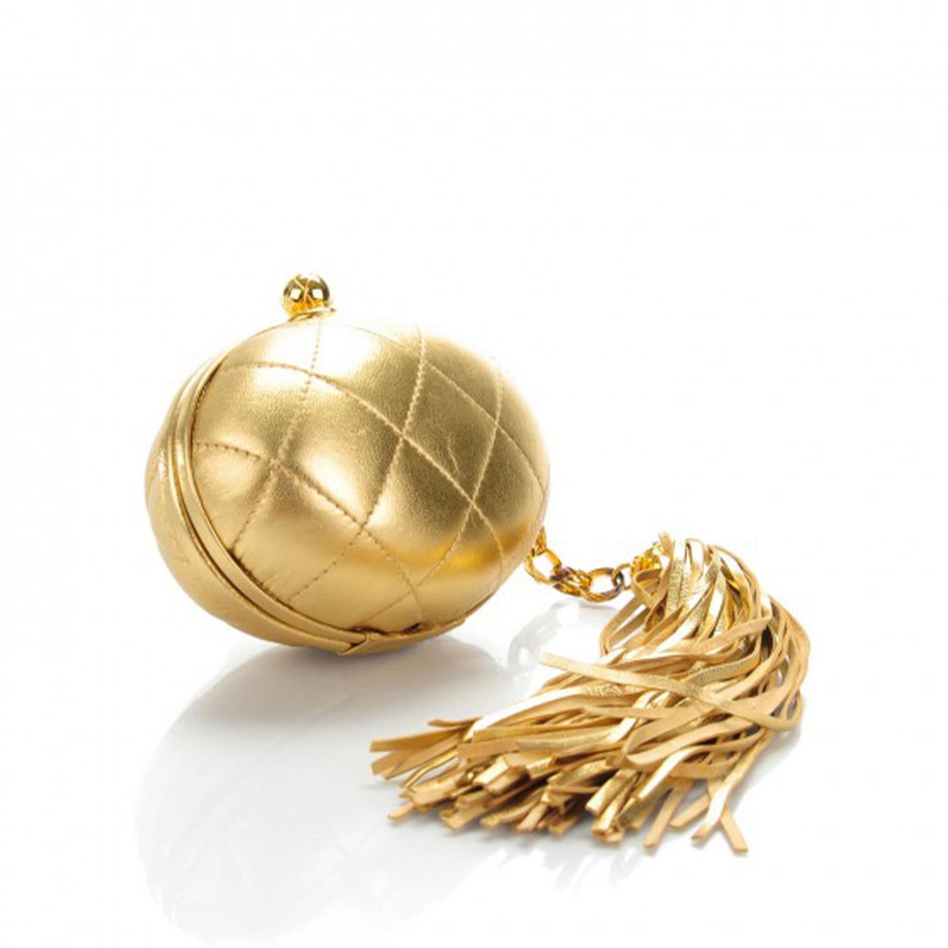 Chanel Vintage Metallic Gold Egg Minauderè Diamond Quilted Red Carpet Clutch (Beige) im Angebot