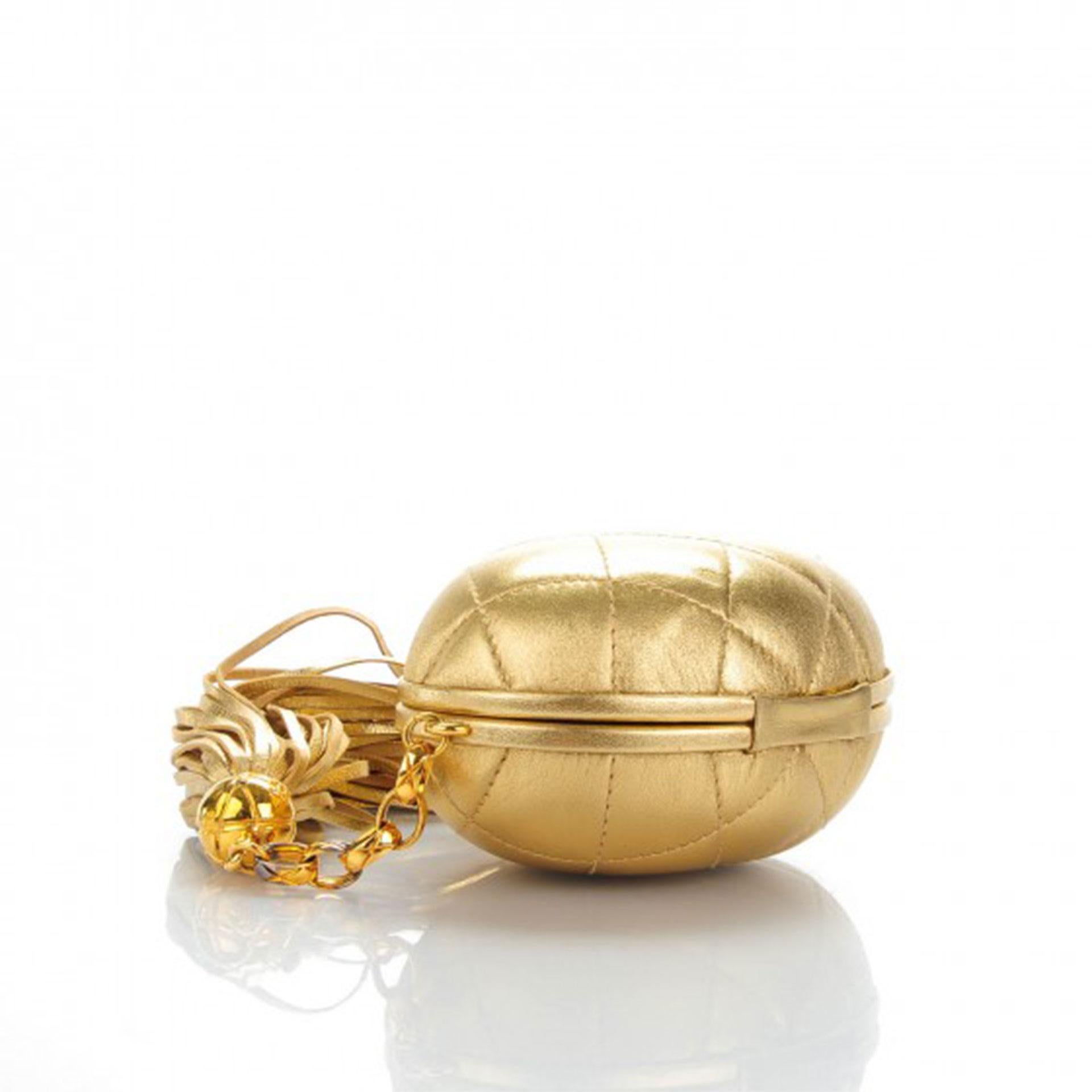 Chanel Vintage Metallic Gold Egg Minauderè Diamond Quilted Red Carpet Clutch im Zustand „Gut“ im Angebot in Miami, FL