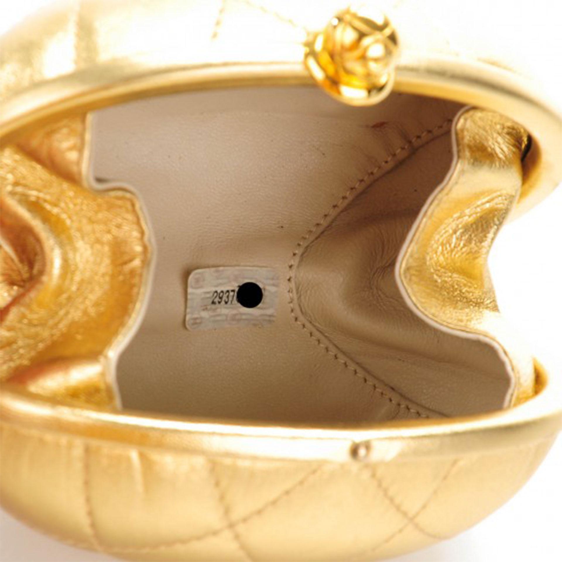 Chanel Vintage Metallic Gold Egg Minauderè Diamond Quilted Red Carpet Clutch im Angebot 2