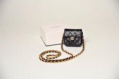 Chanel Vintage Micro Mini-Schultertasche mit Klappe Selten