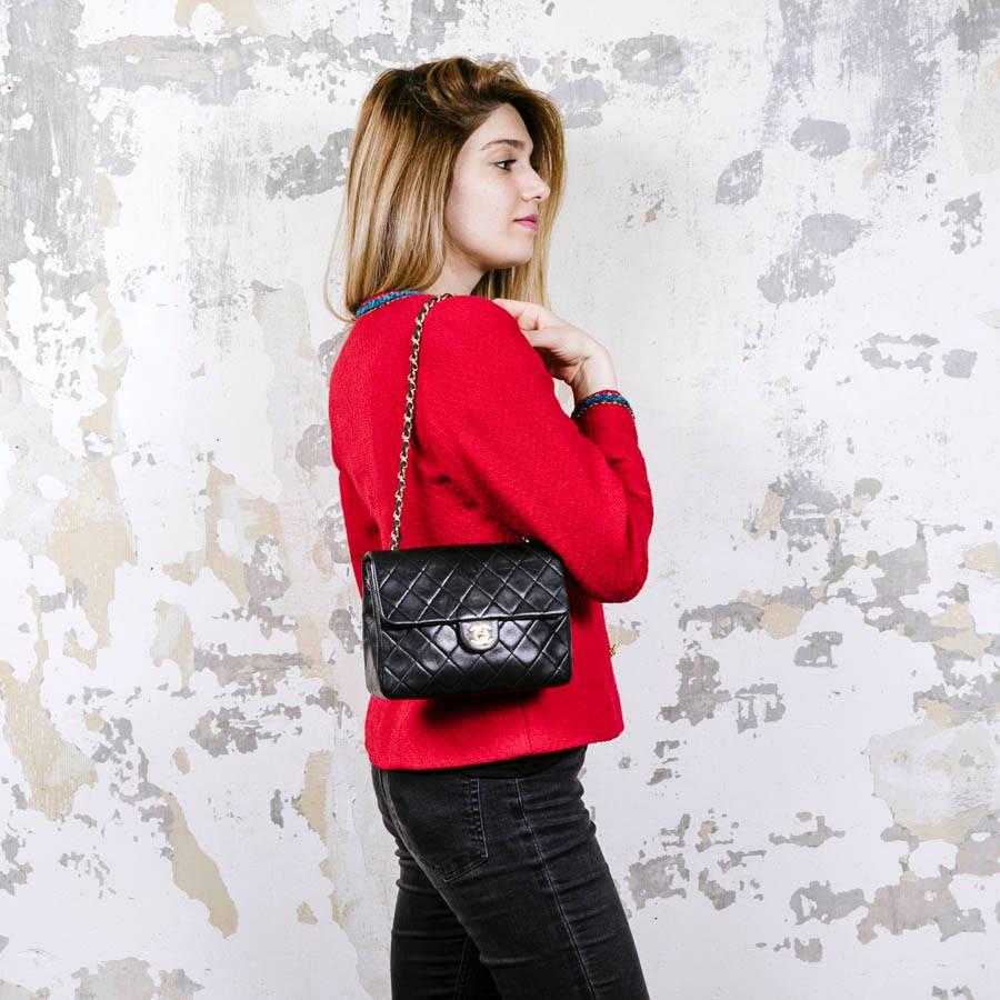 Vintage Chanel mini bag in black quilted lambskin leather. Gold metal chain interlaced with leather.

The interior is lined in burgundy leather with two pockets, one of which is zipped. 

In very good used condition. Included : Hologram 1381
