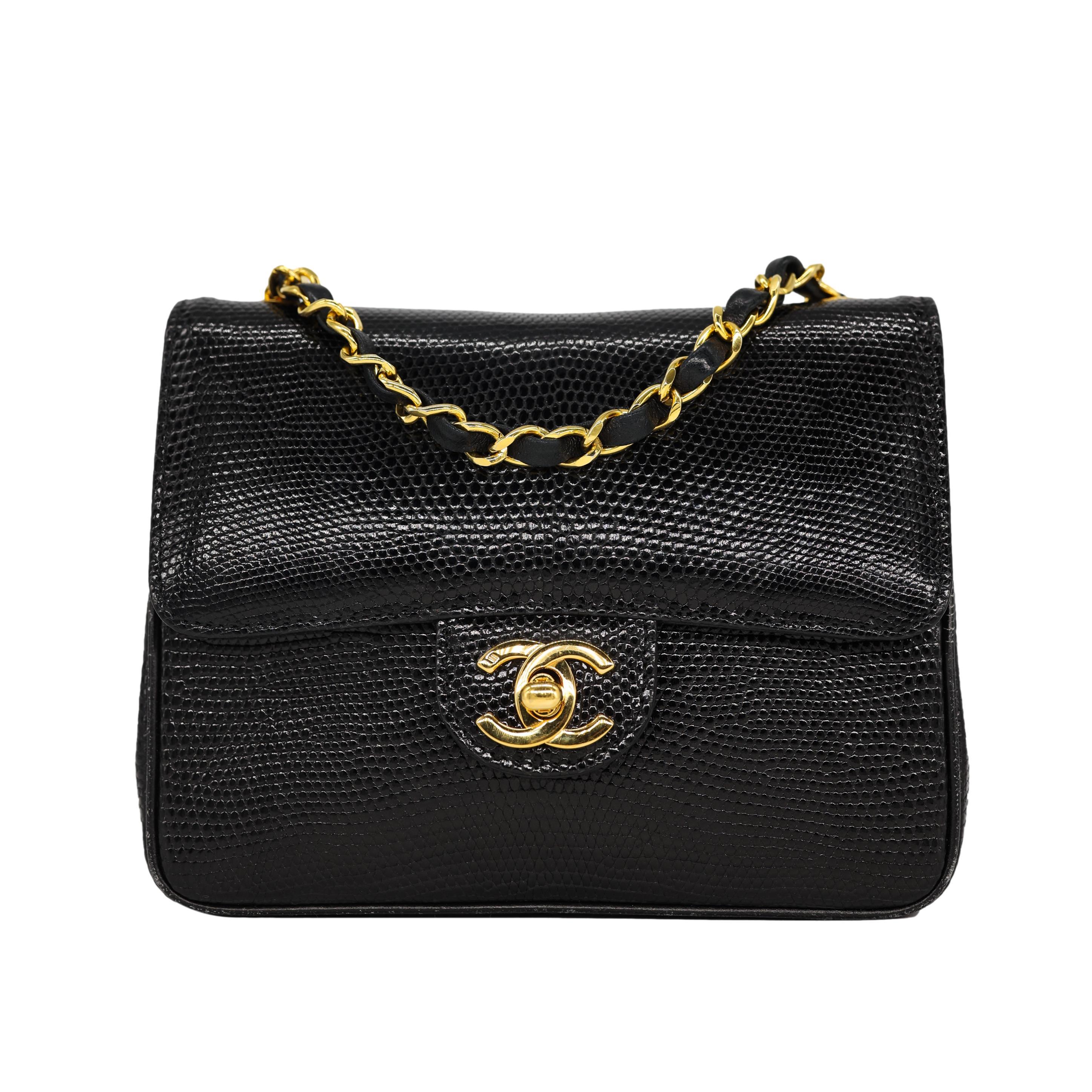 Chanel Vintage Mini Black Lizard Envelope Cross Body Flap Bag mit 24KT Gold Hardware. Dieses außergewöhnliche und seltene Stück Chanel-Geschichte wurde zwischen 1986 und 1988 mit der Seriennummer 