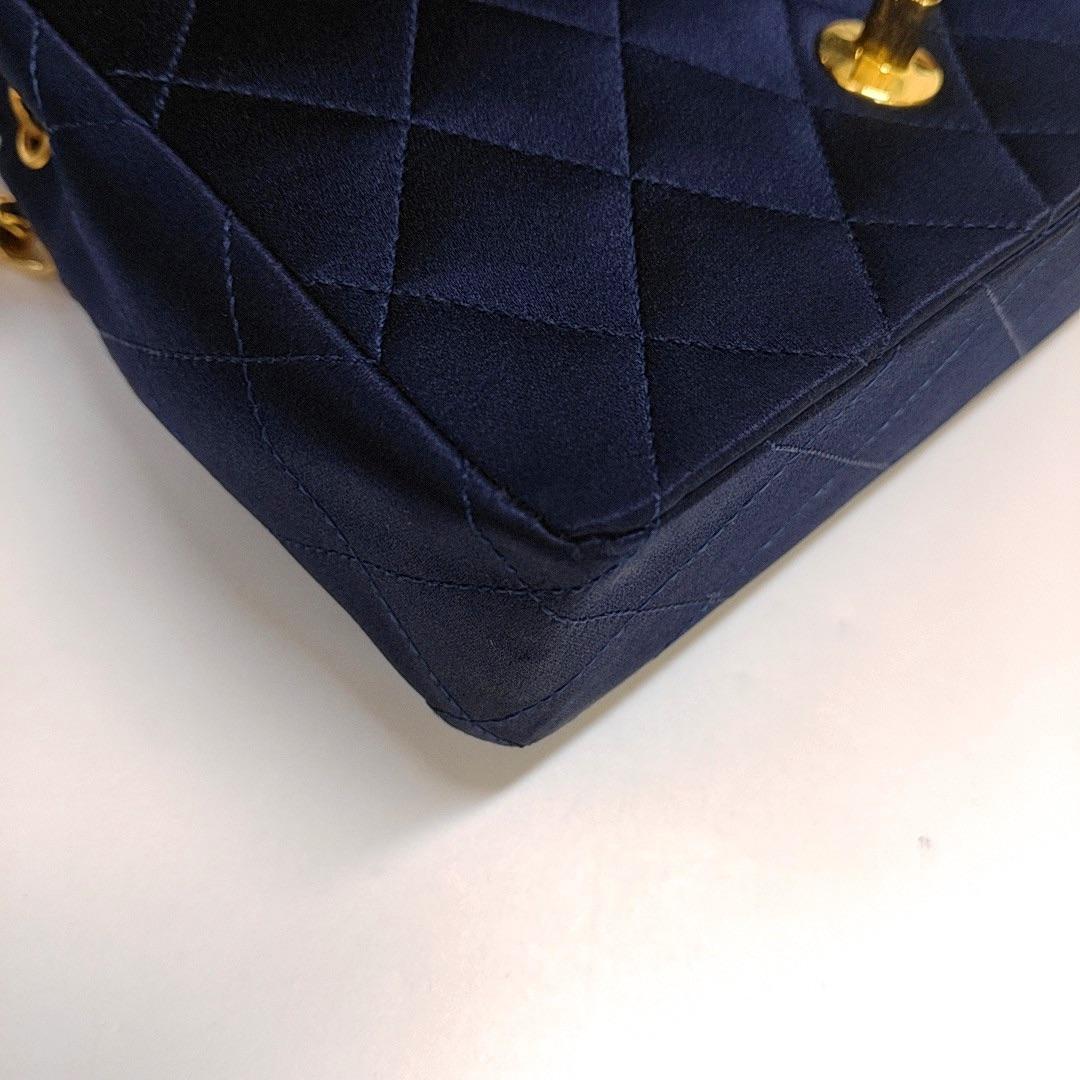 Chanel Vintage Mini Flap Tasche Marine Seide Satin Bijou Kette im Angebot 6