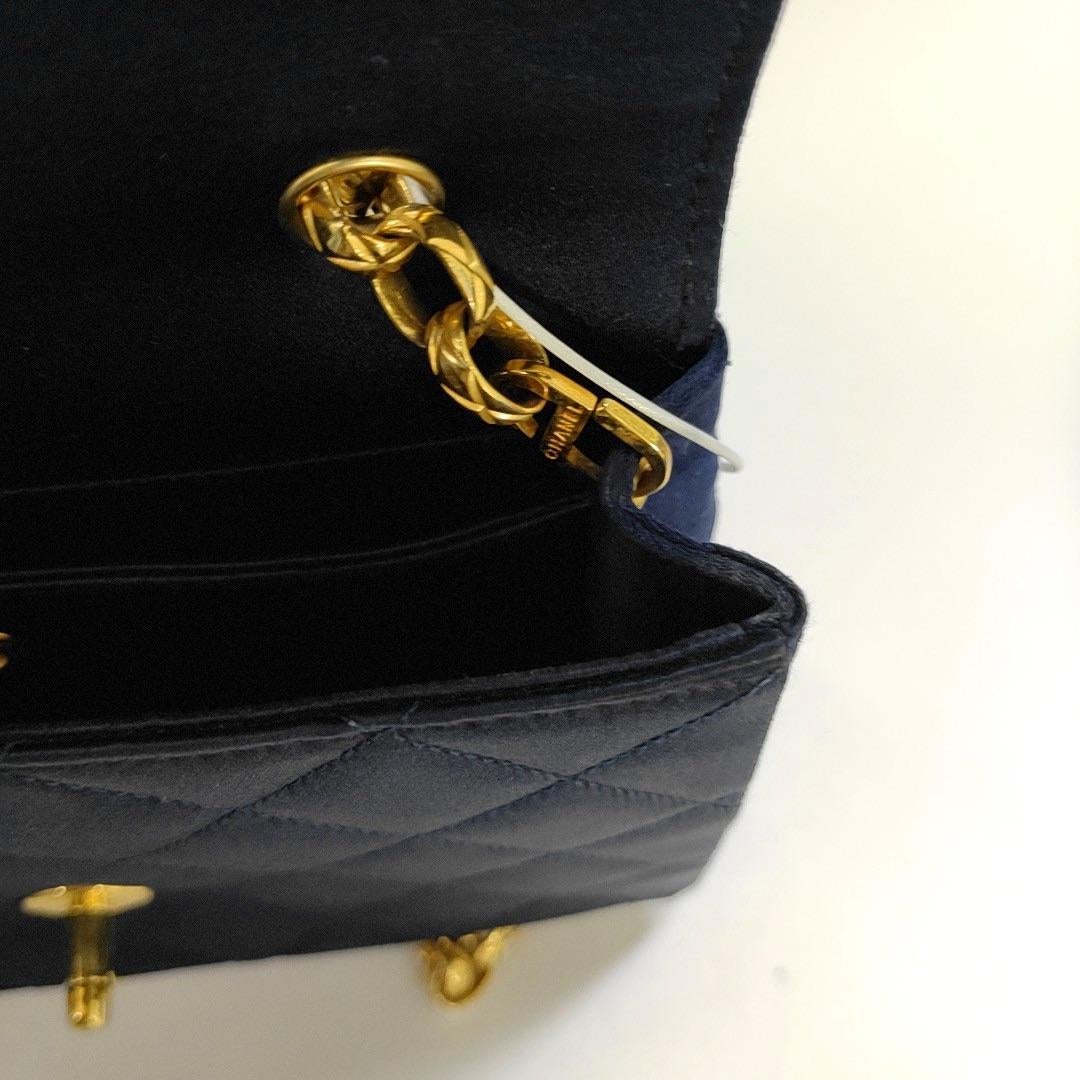 Chanel Vintage Mini Flap Tasche Marine Seide Satin Bijou Kette im Angebot 7