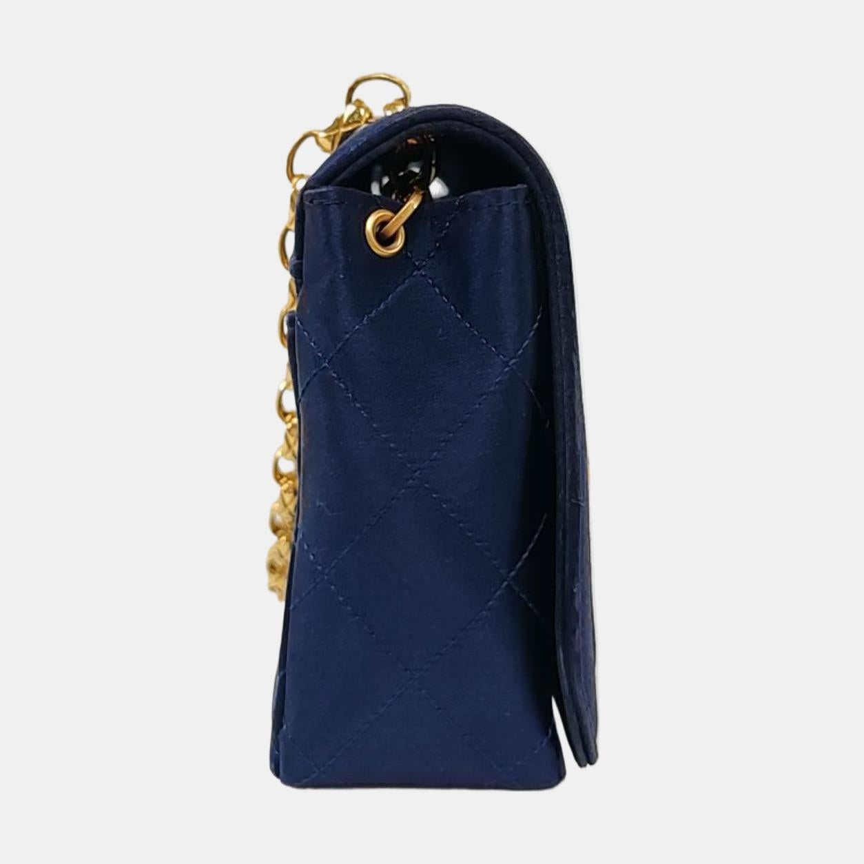 Chanel Vintage Mini Flap Tasche Marine Seide Satin Bijou Kette im Zustand „Gut“ im Angebot in AUBERVILLIERS, FR