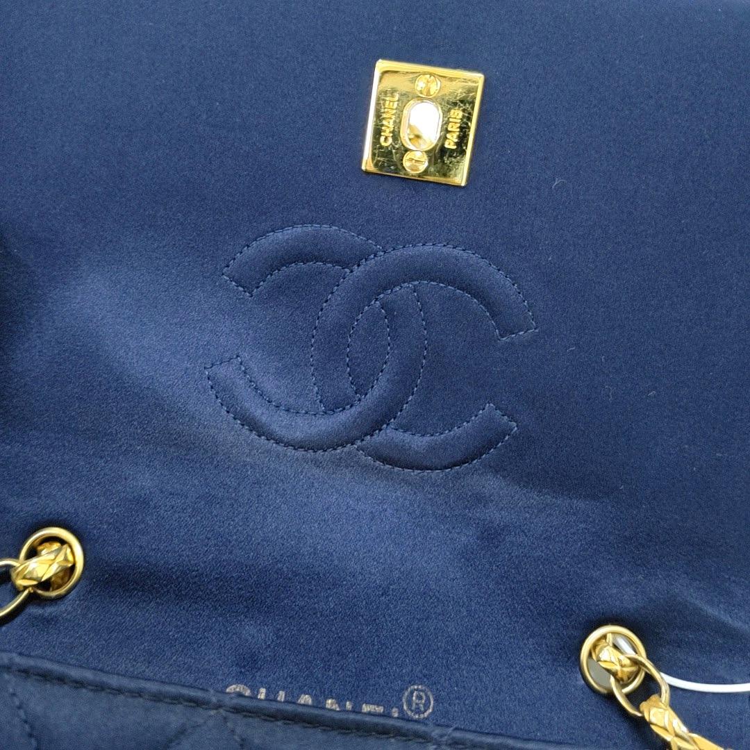 Chanel Vintage Mini Flap Tasche Marine Seide Satin Bijou Kette im Angebot 4