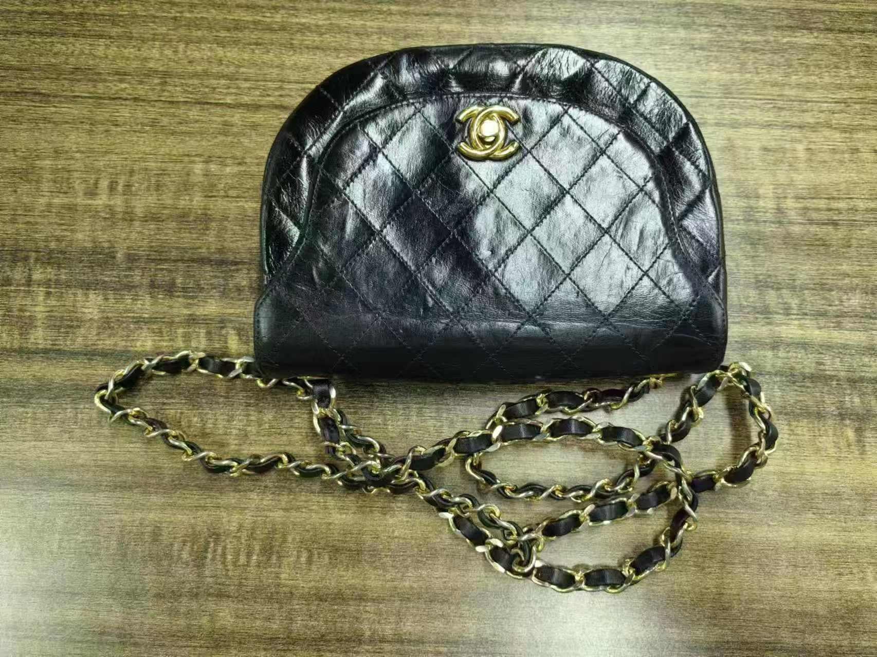 Chanel Vintage Mini Half Moon Flap Bag Schwarzes Lammfell Leder Gold Hardware 1986 im Angebot 10
