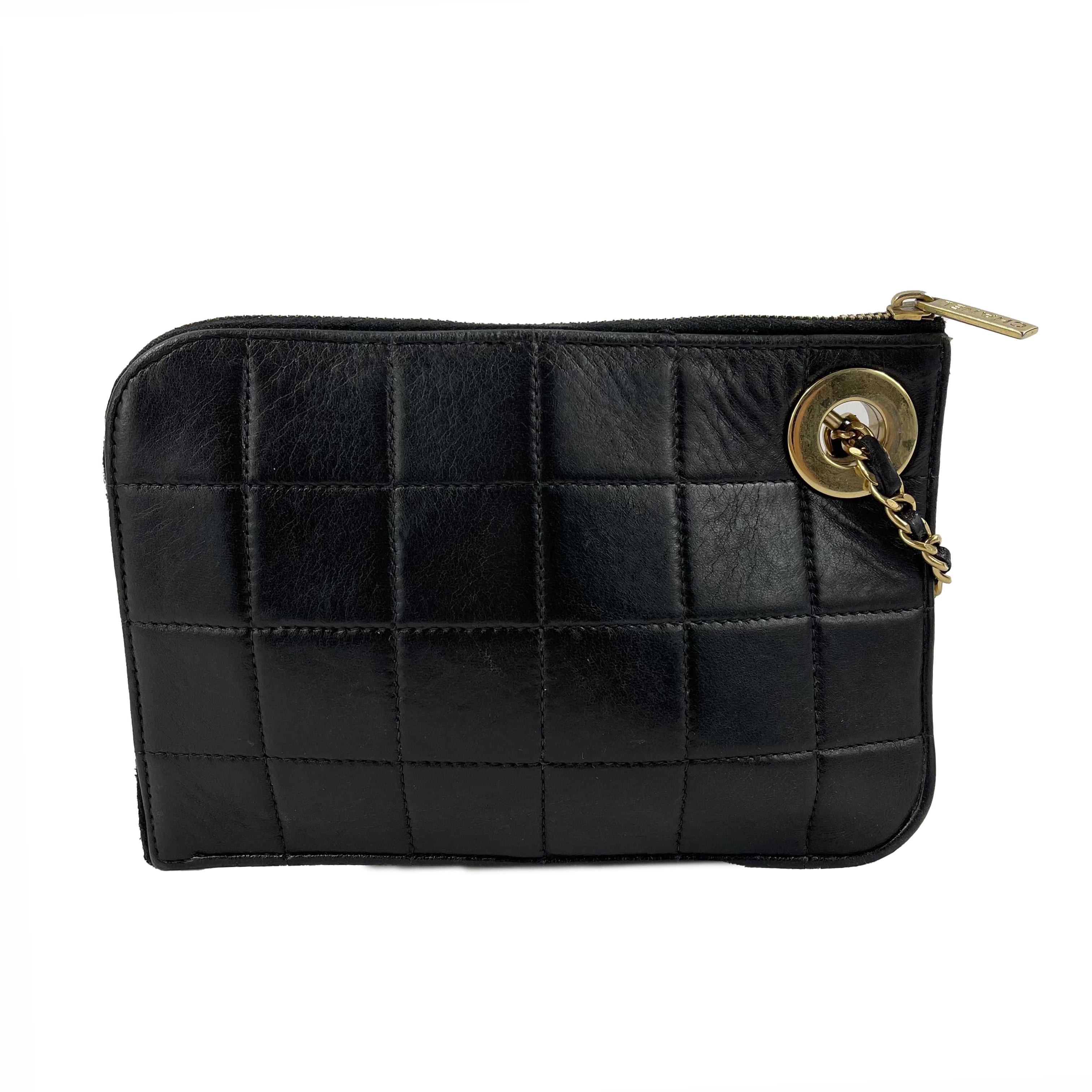 CHANEL - Vintage Mini Handcuff Wristlet Clutch - Black / Beige / Gold Ring 

Description

Vintage, Spring 2002 Collection by Karl Lagerfeld
Quilted Pattern
Gold-Tone Hardware
Wrist Strap with Handcuff
Leather Lining & Single Interior Pocket
Zip