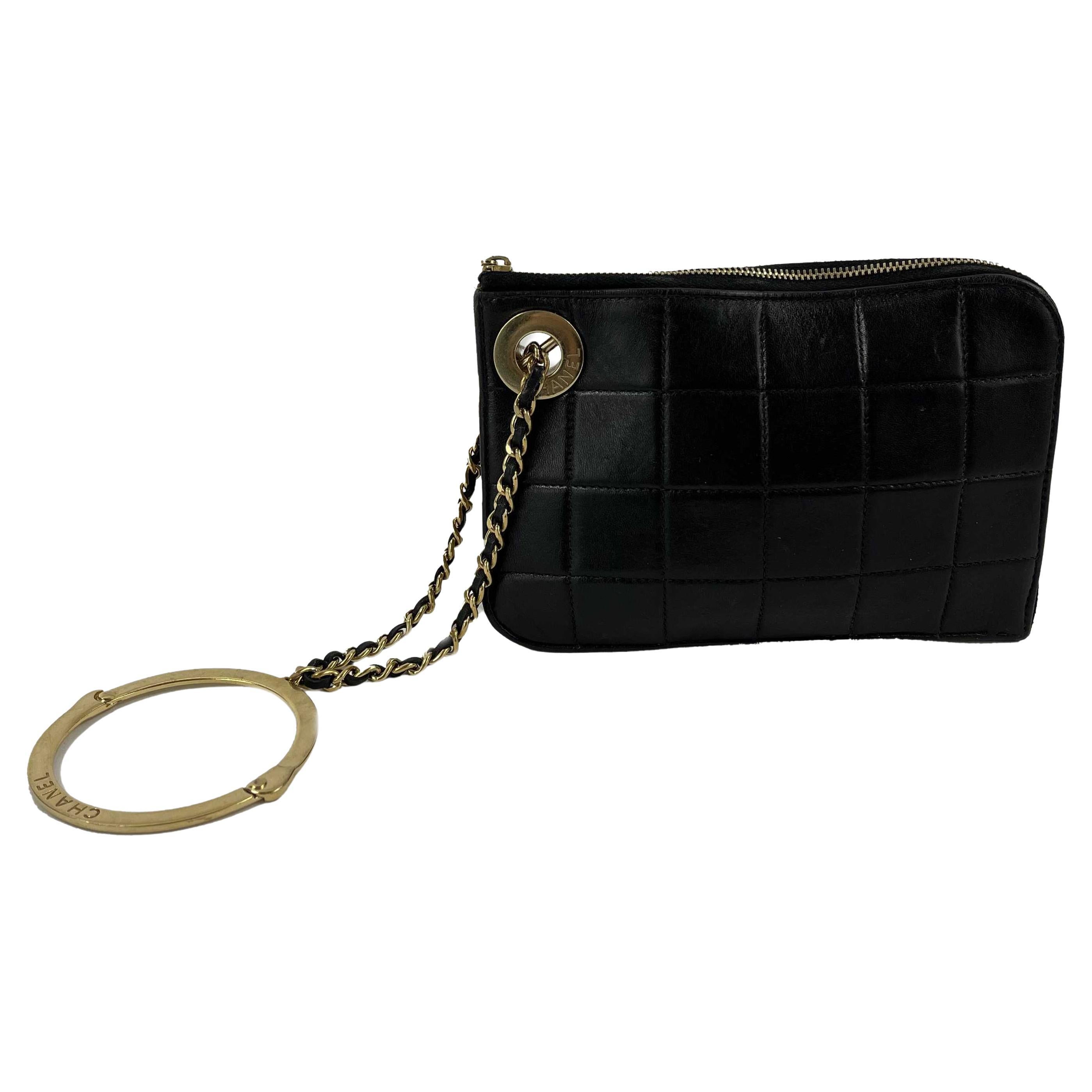 CHANEL Vintage Mini Handtasche/Armband Clutch Schwarz / Beige / Gold Ring  im Angebot bei 1stDibs