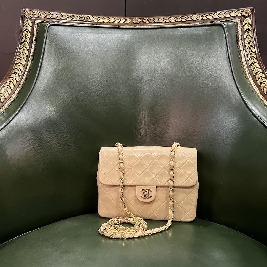 Mini Timeless CHANEL 20 cm in beige quilted lamb leather. The hardware is in gold plated metal.
In very good condition.
Made in France.
Size: 20.5 x 15.5 x 7cm
Handle: single: single 109 cm.
Hologram: no...
Authenticity Card available. Year: