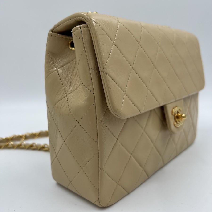 CHANEL Vintage Mini Timeless 20 cm in Beige Quilted Lamb Leather In Good Condition In Paris, FR