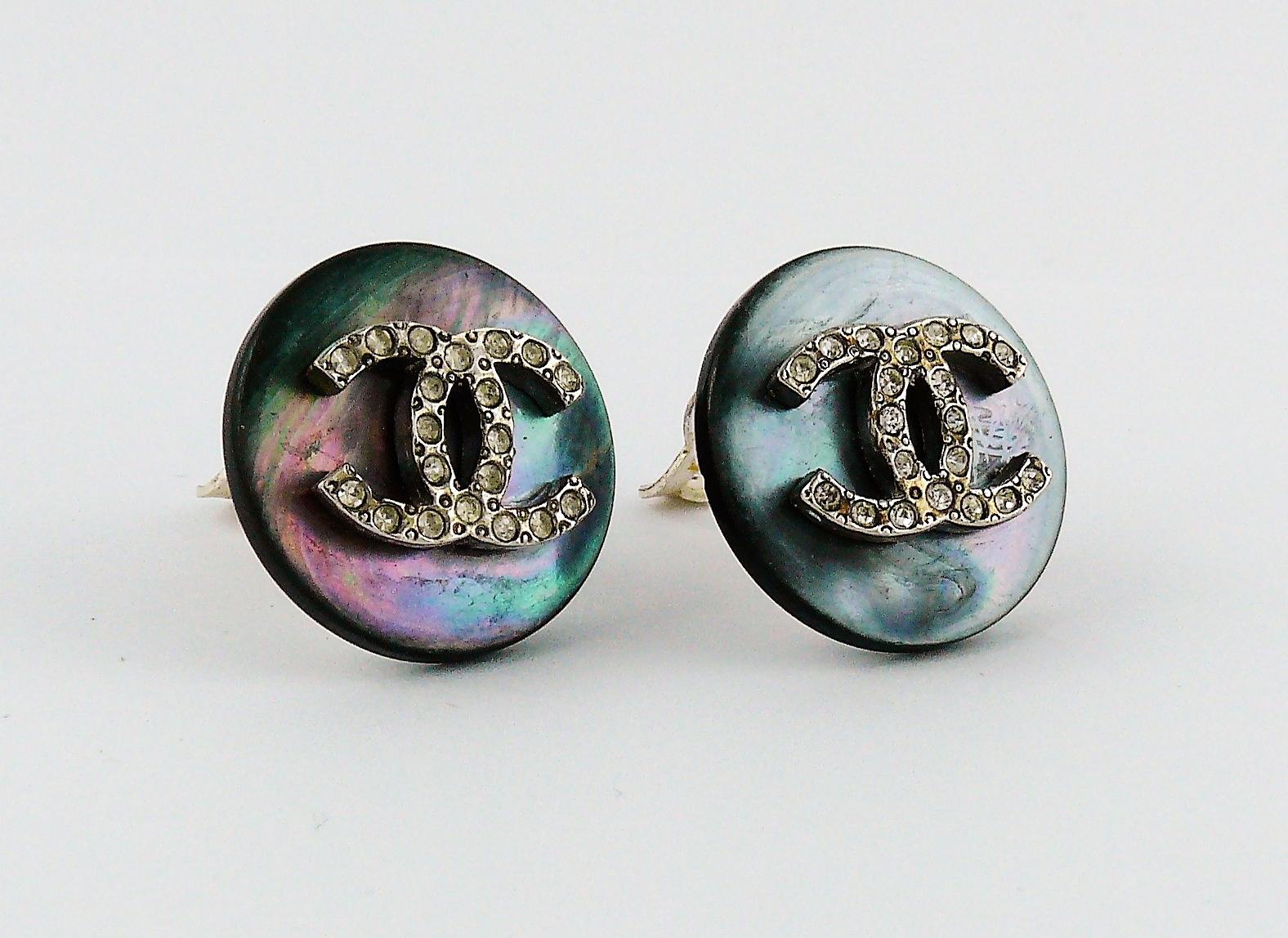 Chanel Vintage Mother of Pearl Jewelled CC Clip-On Earrings In Good Condition In Nice, FR