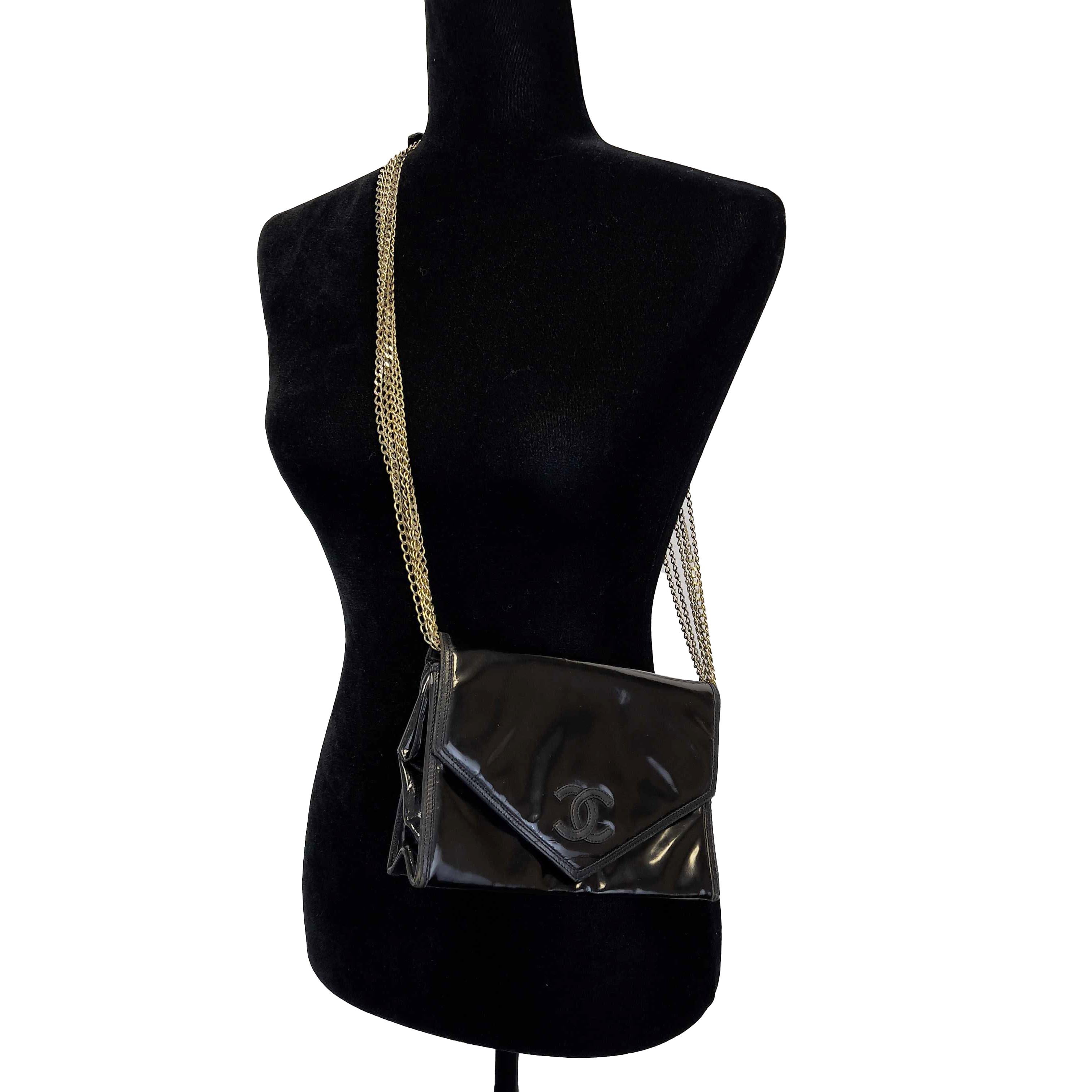 CHANEL - Very Good - Vintage Multi Chain Envelope - Black - Handbag

Description

* Vintage mid 1980s style envelope clutch with multi chain strap and leather tie.
* CC logo on front closure.
* One main compartment with one zip