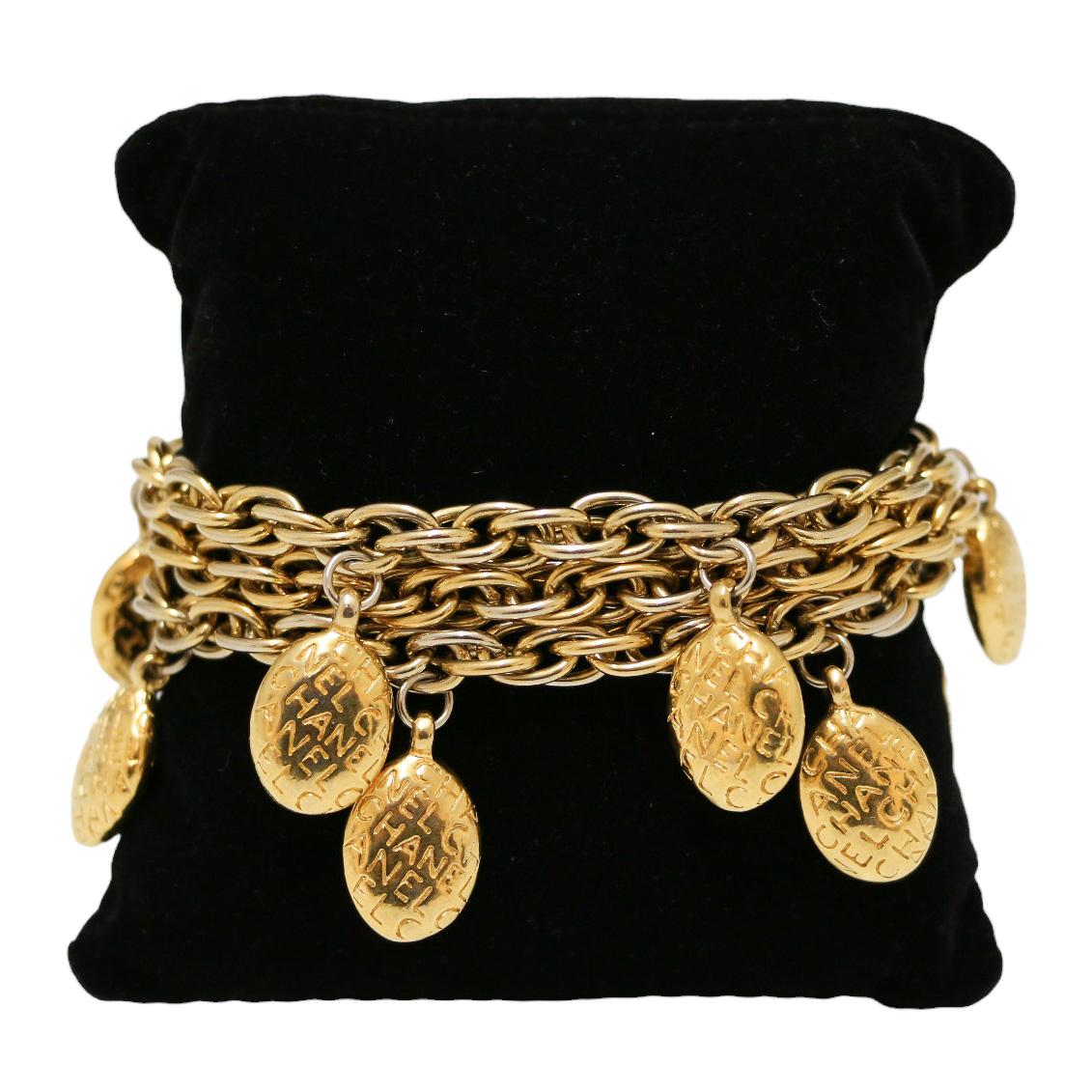 Beautiful vintage Chanel bracelet in gold finish metal and small charms
Condition : very good
Made in France
Material : gold finish metal
Color : gold
Measurements: length 19 cm , width 1.7 cm
Stamp : yes
Period : 1971-1980
Details : triple-row