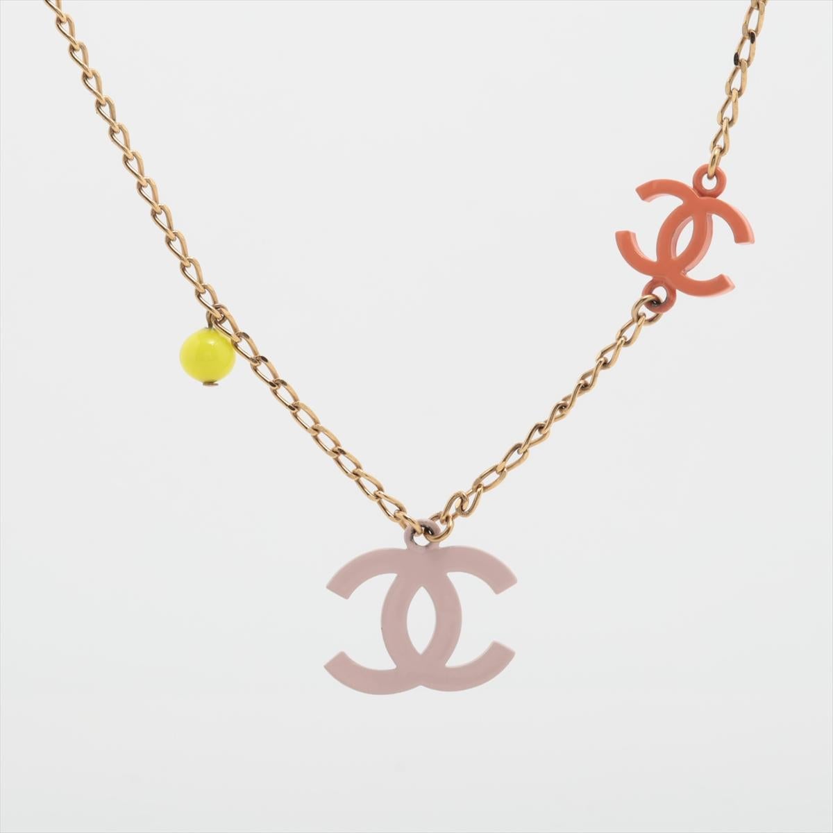 The Chanel Vintage Multicolor CC Logo and Beads Enamel Necklace in gold-toned metal is a timeless statement piece that embodies the brand’s iconic elegance. Featuring a delicate gold-tone chain adorned with vibrant enamel beads and signature CC logo