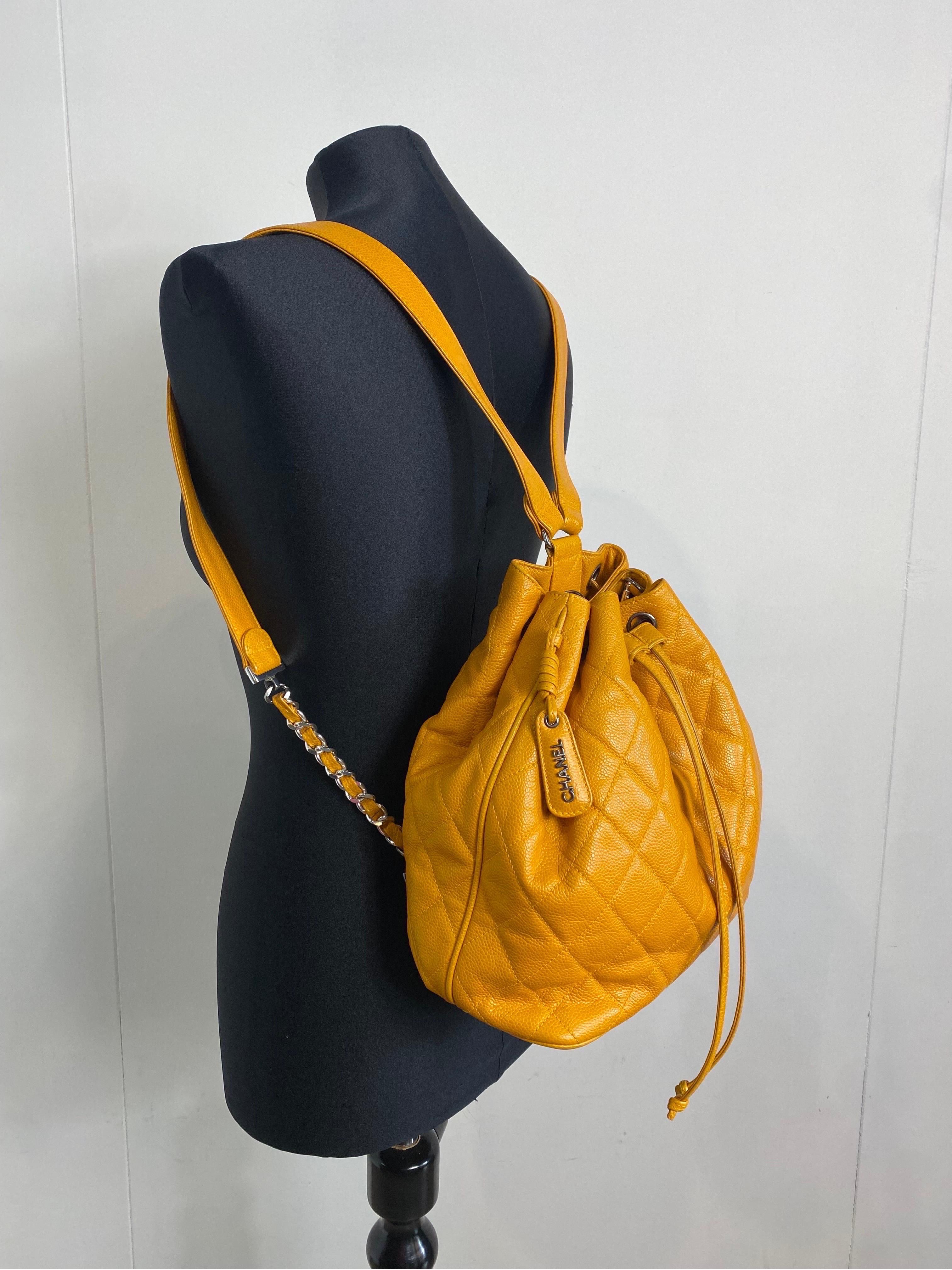 Vintage Chanel backpack.
In mustard-coloured quilted caviar leather. Silvered hardware but oxidized in several places as shown in the photo.
The interior is in fabric. Has a couple of stains as shown in the photo.
It has two internal pockets.
It can