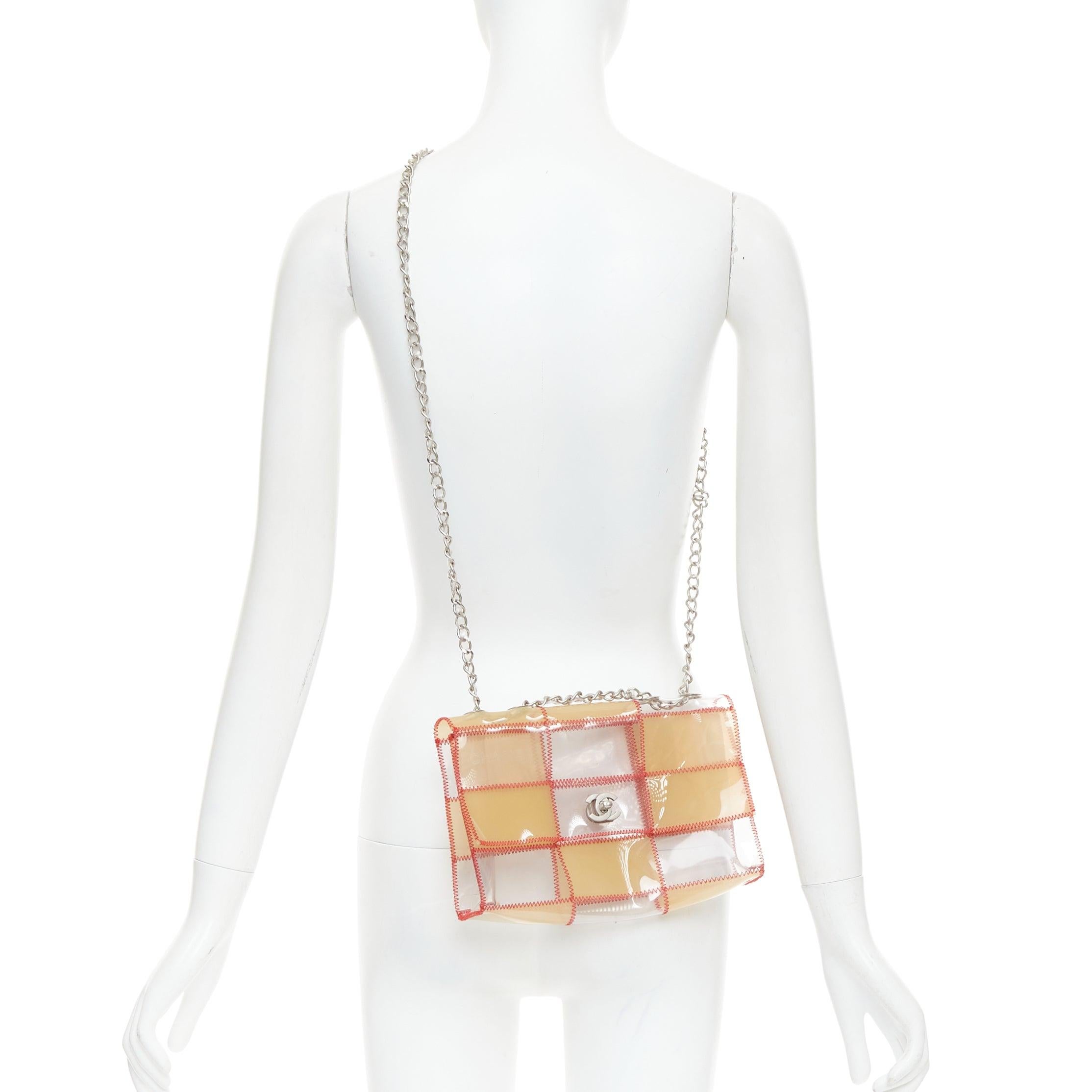 CHANEL Vintage Naked Patchwork Flap PVC rot Steppnaht CC Turnlock Flap Tasche
Referenz: TGAS/F00028
Marke: Chanel
Designer: Karl Lagerfeld
MATERIAL: PVC, Metall
Farbe: Nackt, Klar
Muster: Solide
Verschluss: Turnlock
Zusätzliche Details: Chanel Naked